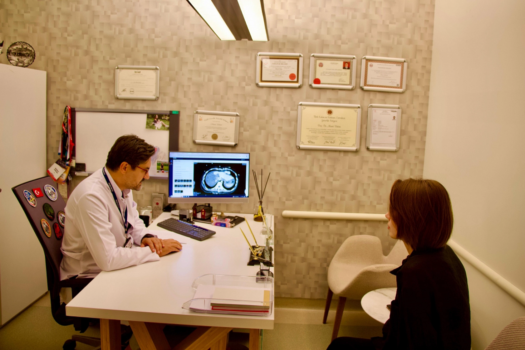 Bodrum'da bisiklet kazası geçiren genç kadın hayata tutundu