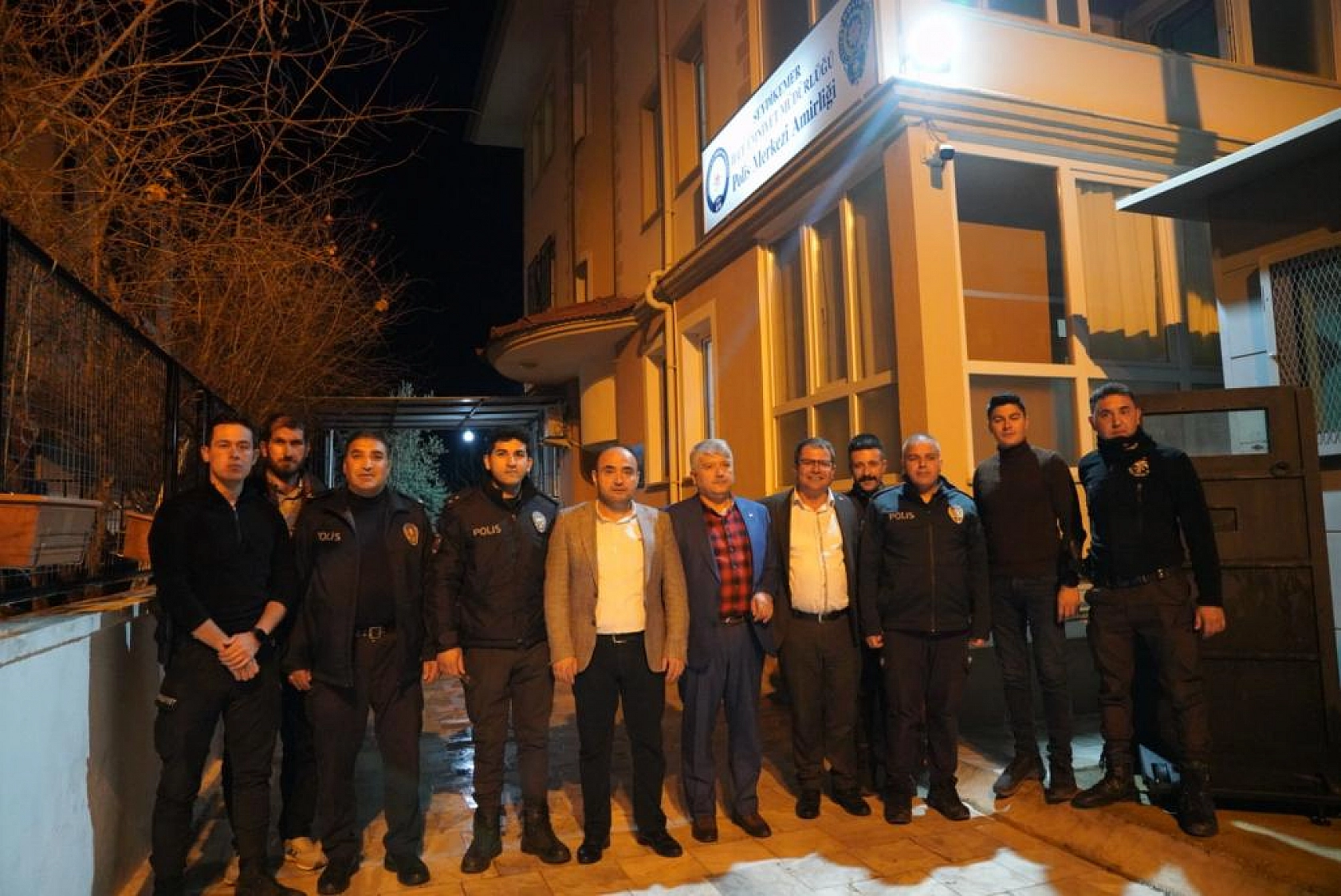 Başkan Akdenizli, Yılın Son Akşamı Görev Başındaki Personeli Ziyaret Etti