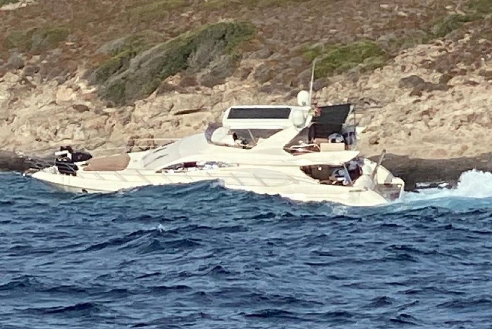 Bodrum'da motoryat, servis botuyla birlikte karaya vurdu