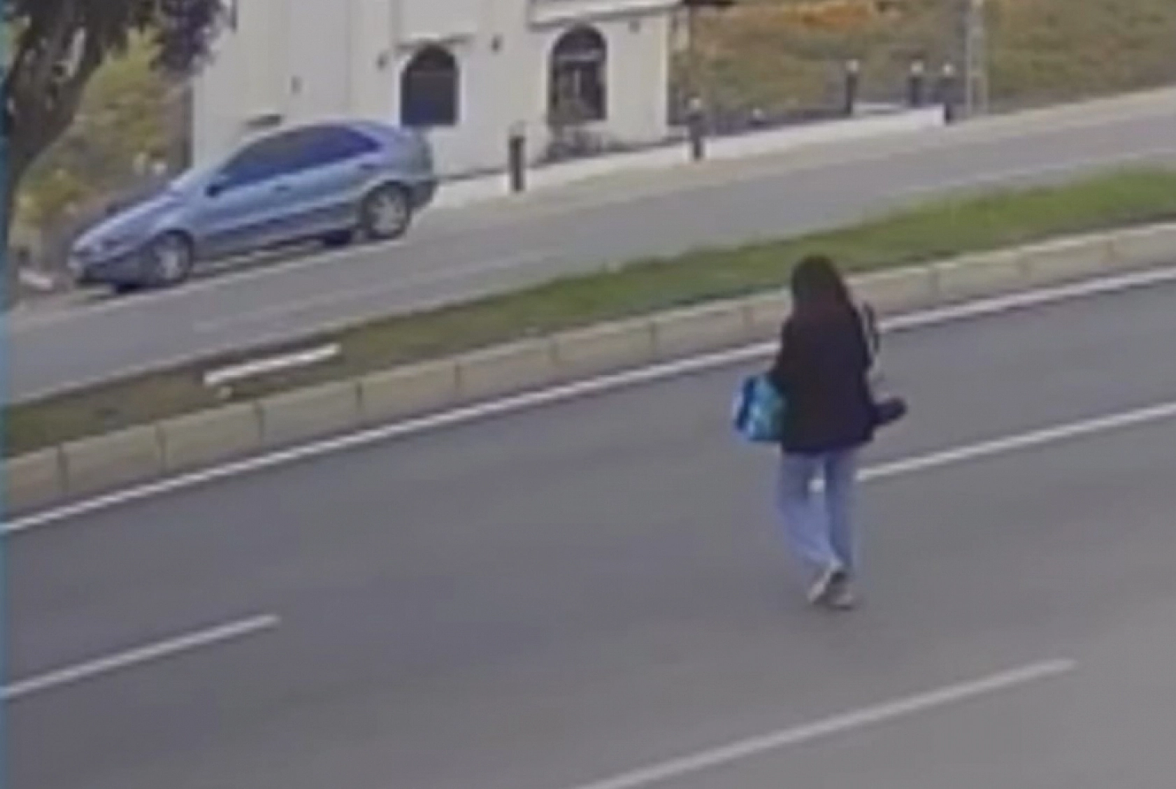 Yolda telefona bakan genç kız otomobilin çarpmasıyla ağır yaralandı