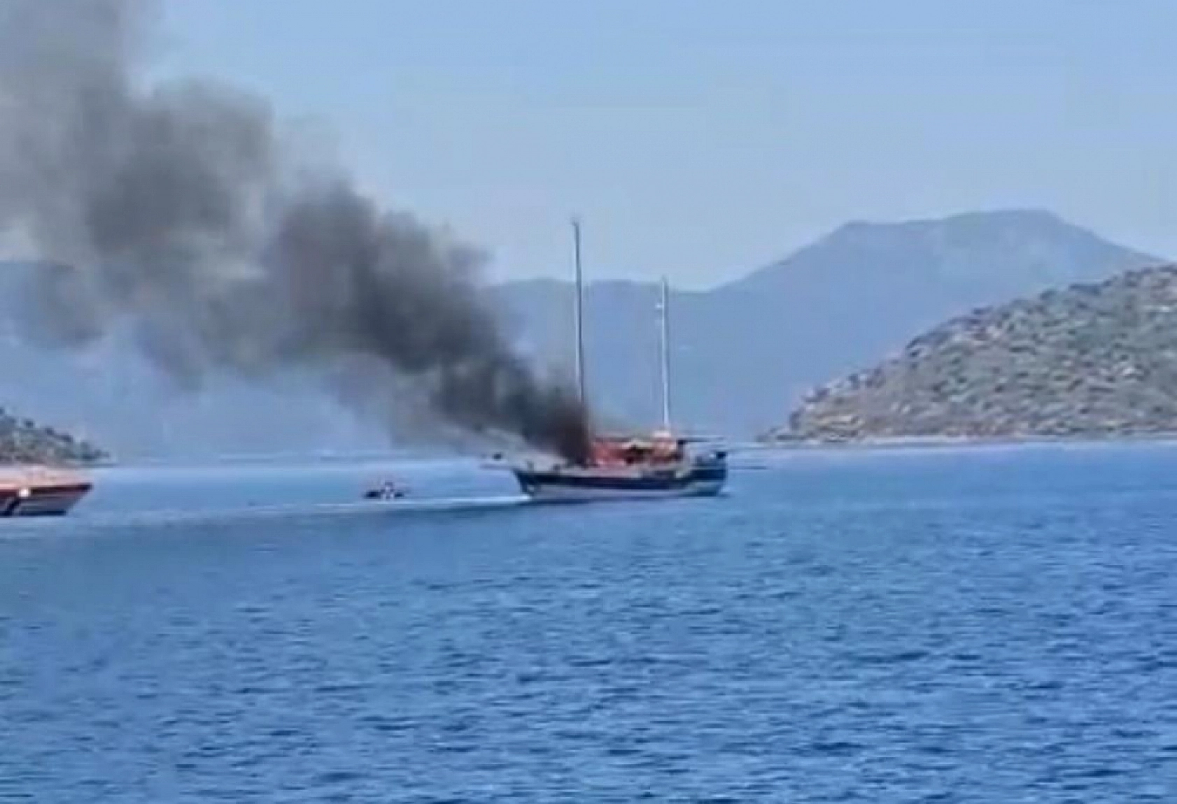 Marmaris'te yangın tekneyi sardı, denize battı