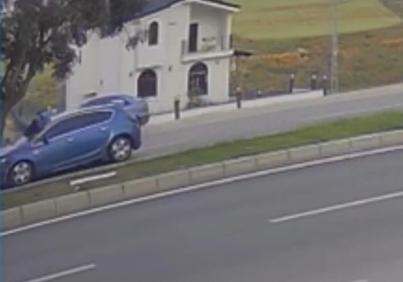 Yolda telefona bakan genç kız otomobilin çarpmasıyla ağır yaralandı