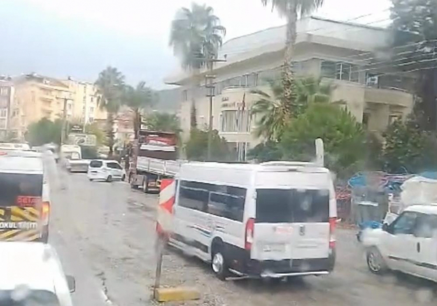 Milas'ta trafik kurallarına uymayan sürücüler kazaya davetiye çıkarıyor