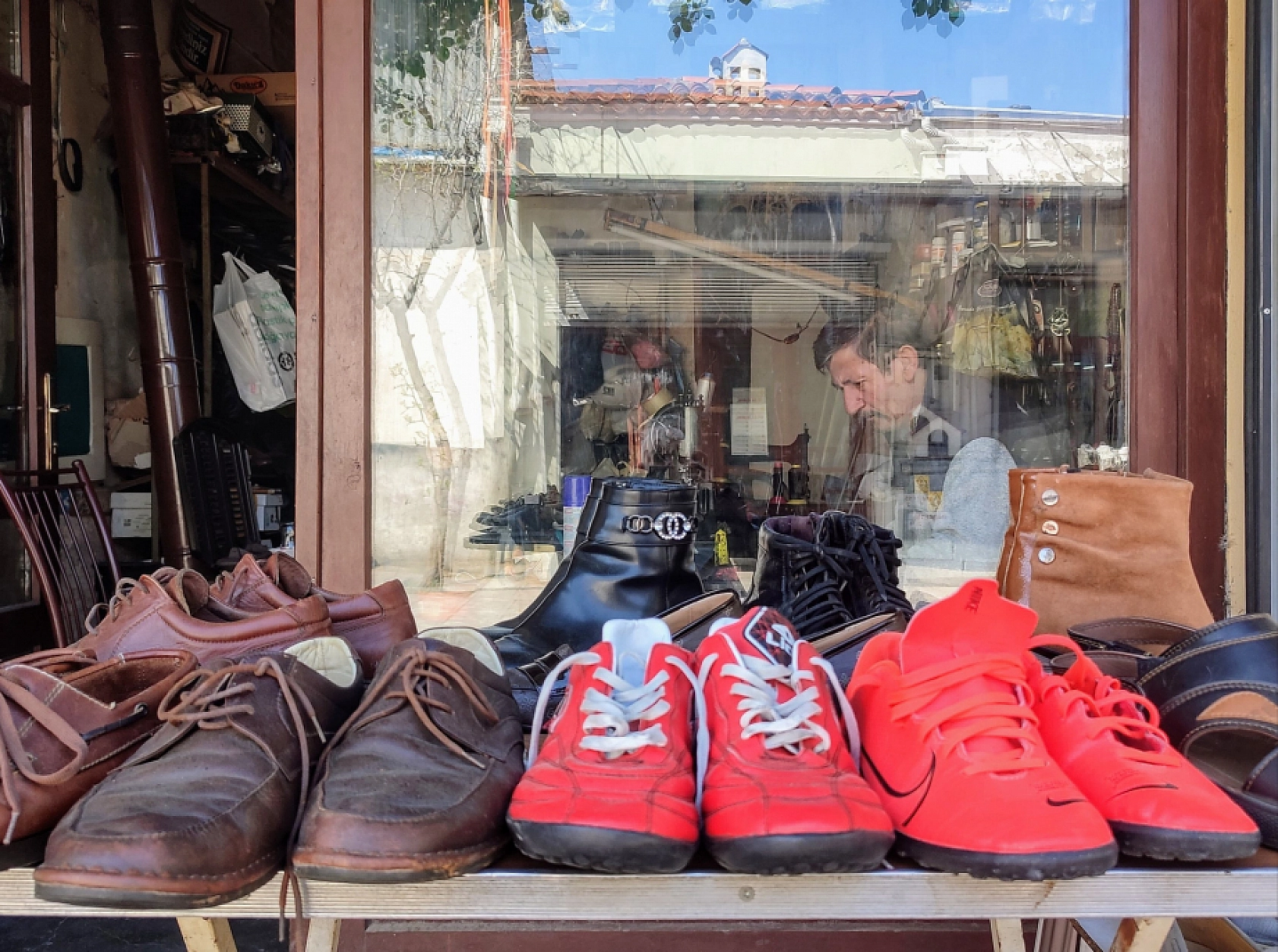 Hayatını ayakkabı tamir ederek kazandı