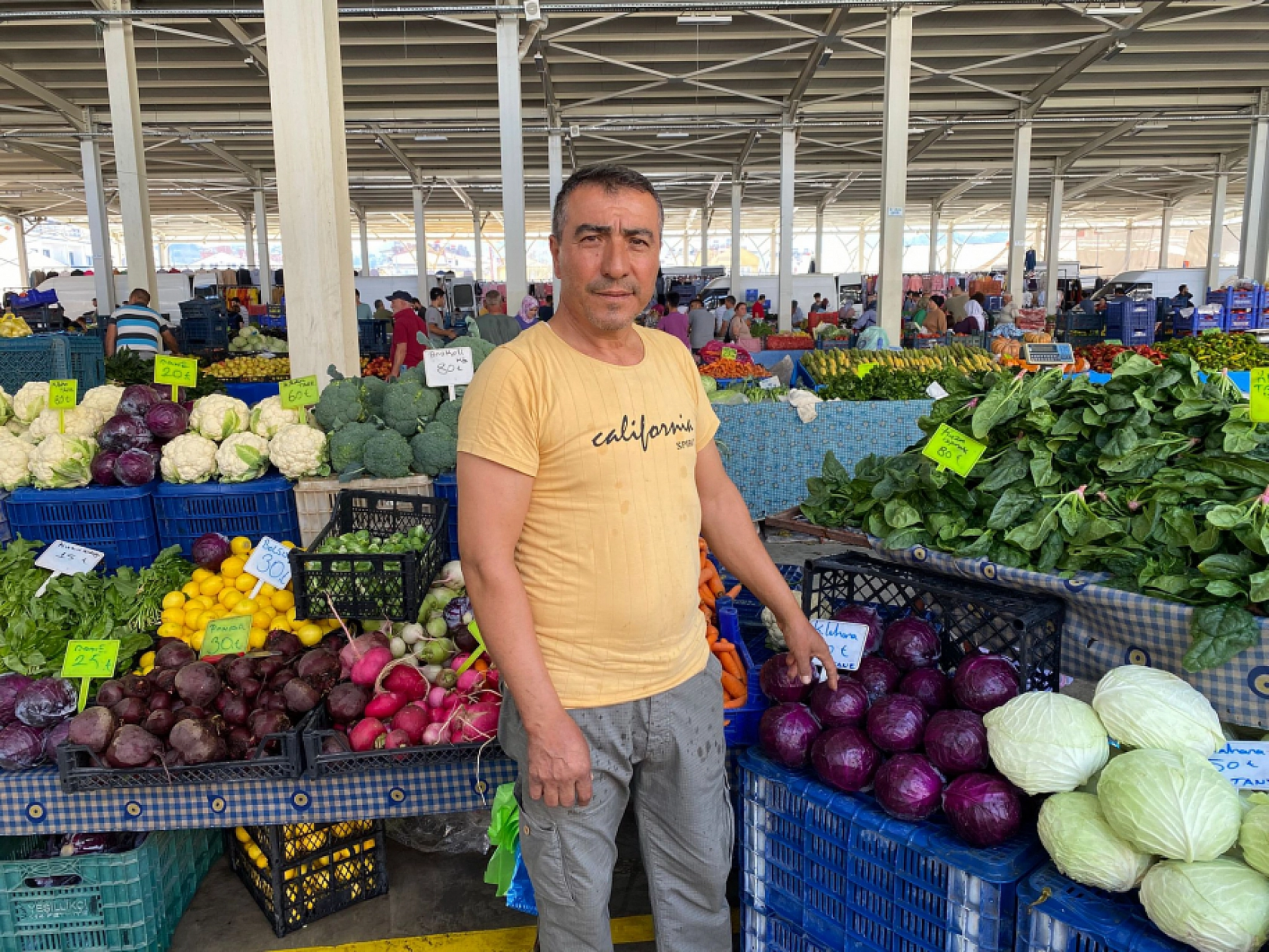 Organik antibiyotik kış sebzeleri Fethiye Cumartesi Pazarı tezgahlarında 