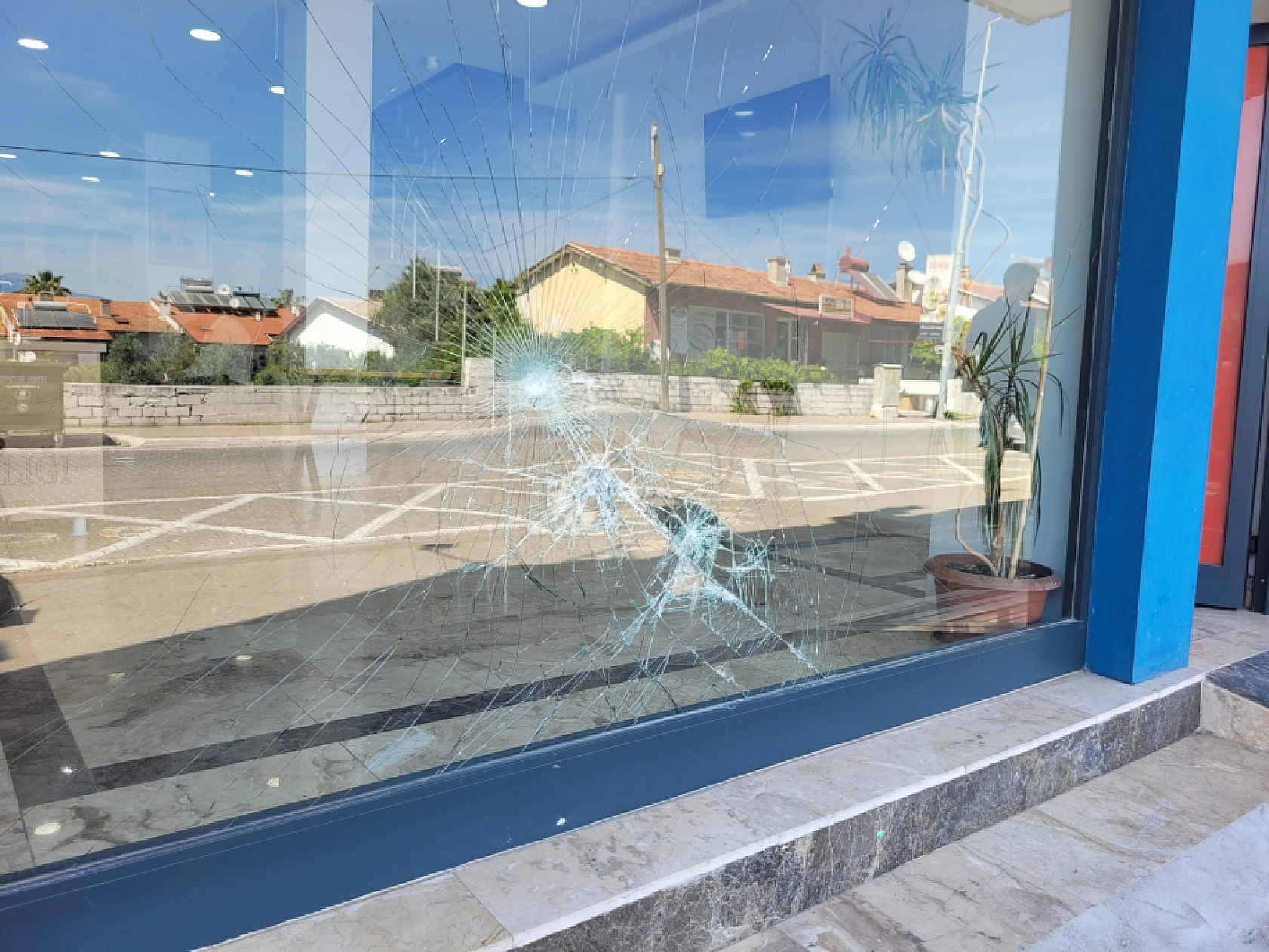 AK Parti Fethiye ilçe binasına taşlı saldırı