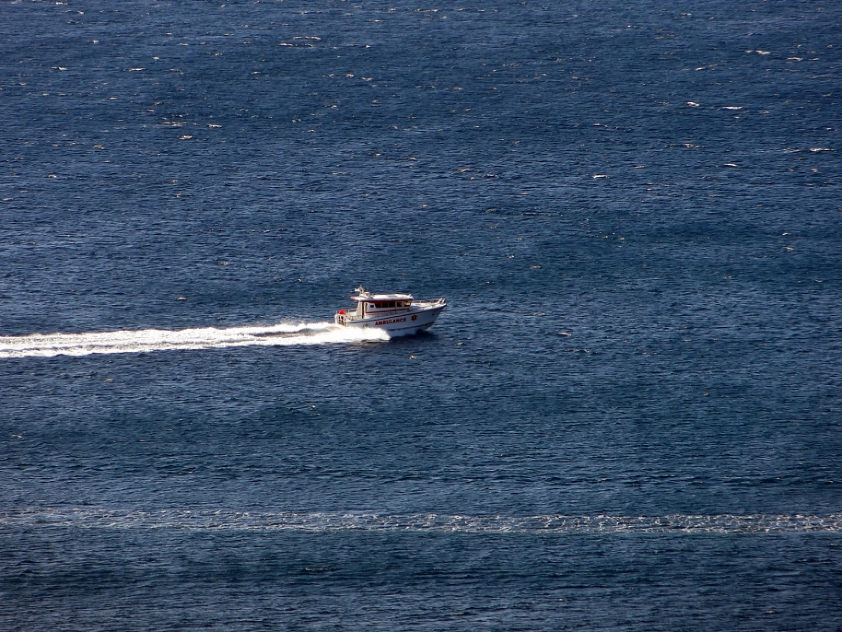 Yunanistan'da teknede düşerek yaralanan kişi deniz ambulansıyla Bodrum'a getirildi