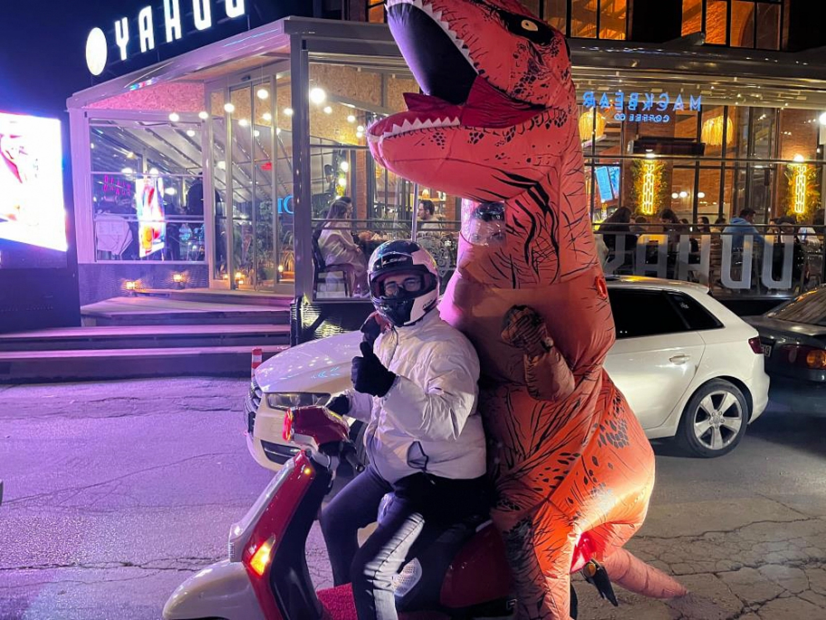 GBT'ye takılan dinozor kostümlü genç, polis ekiplerini hem şaşırttı hem gülümsetti