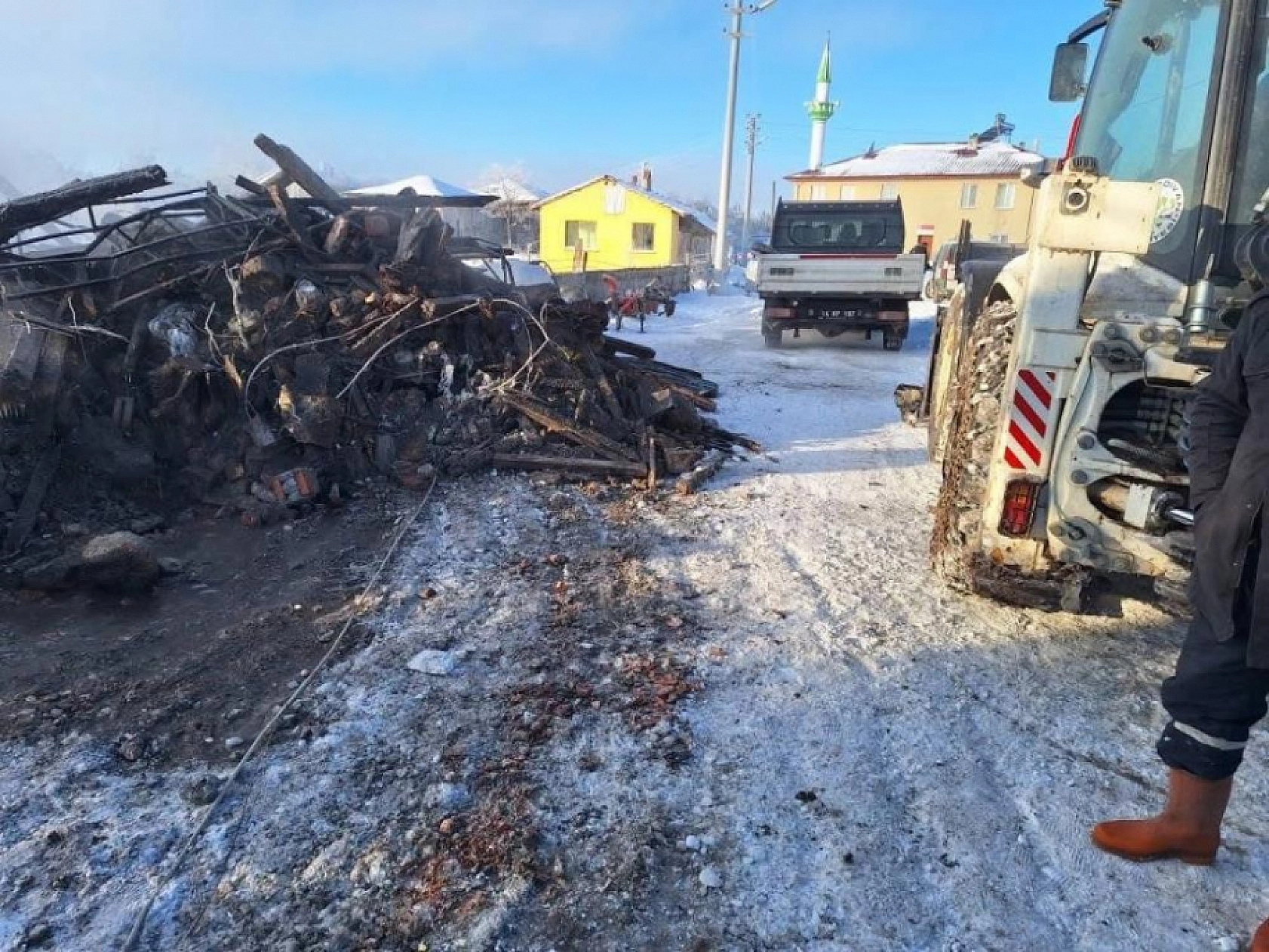 10 kişinin yaşadığı 2 katlı ev küle döndü: 1 ölü, 1 ağır yaralı