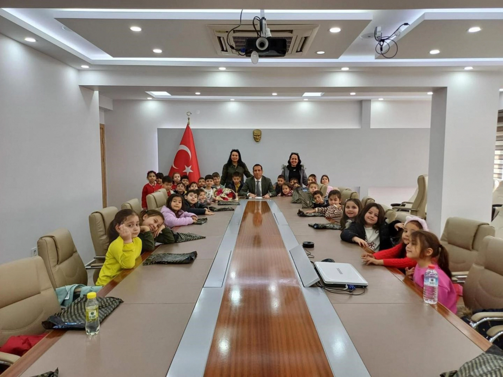 Ortaca Kaymakamı Aktaş minik öğrencileri ağırladı