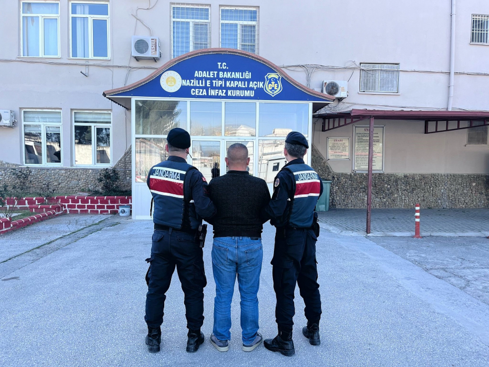 Cinayet zanlısı, film gibi operasyonla yakalandı