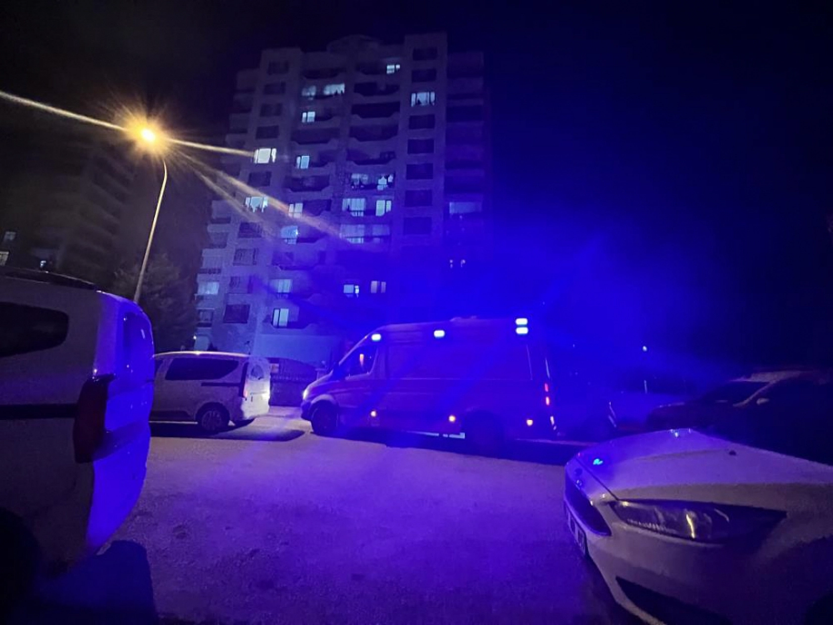 Silahını temizlerken eşini vurdu, üvey oğlu ise adamı darp etti