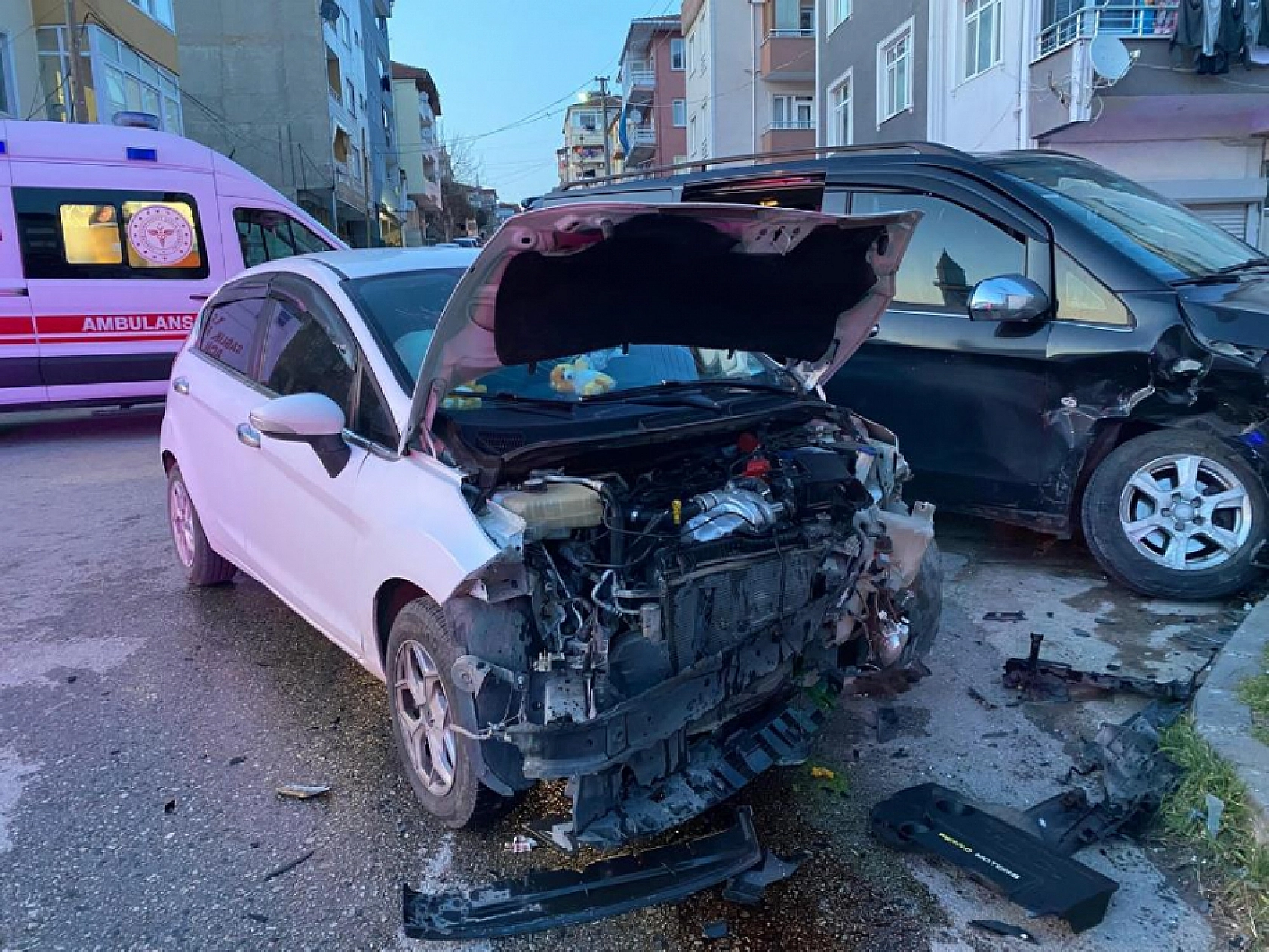 İftara dakikalar kala 2 araç kafa kafaya çarpıştı: 4 yaralı