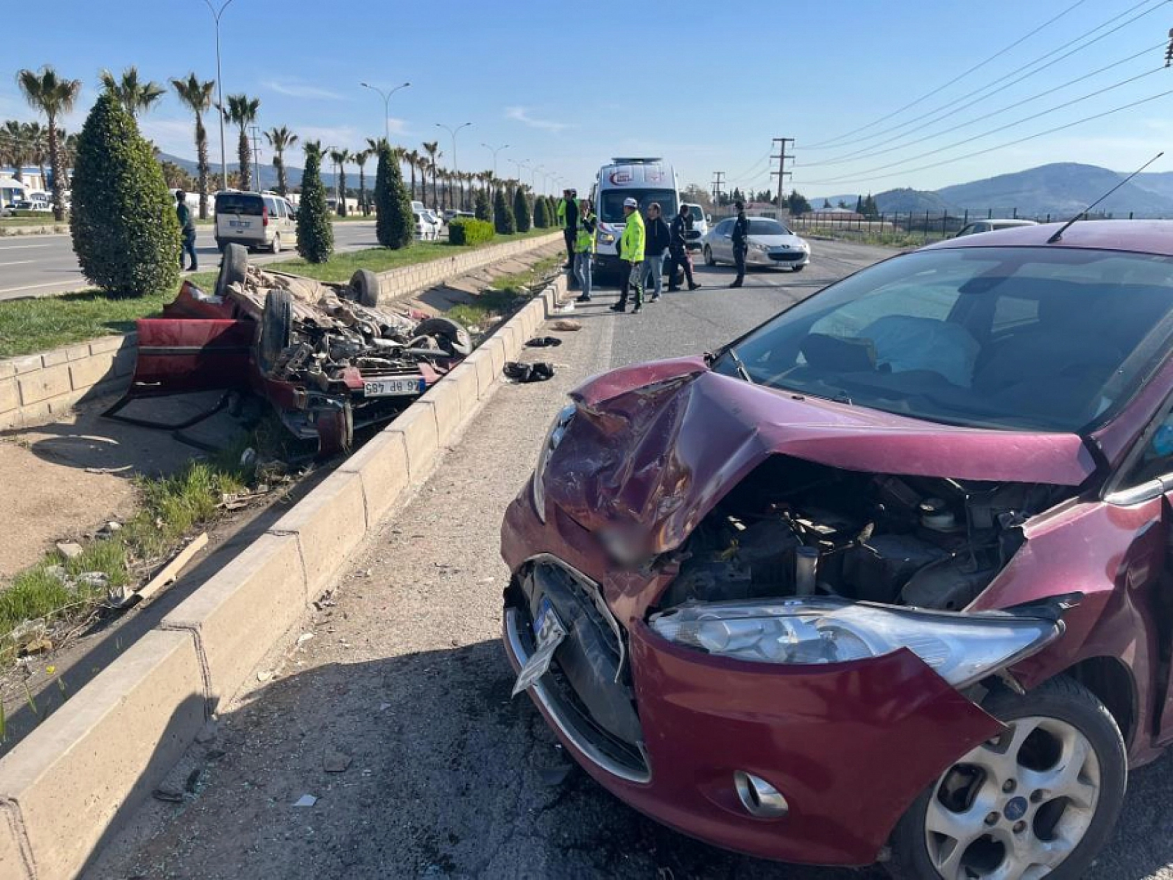 İki otomobil kafa kafaya çarpıştı: 1'i ağır 6 yaralı