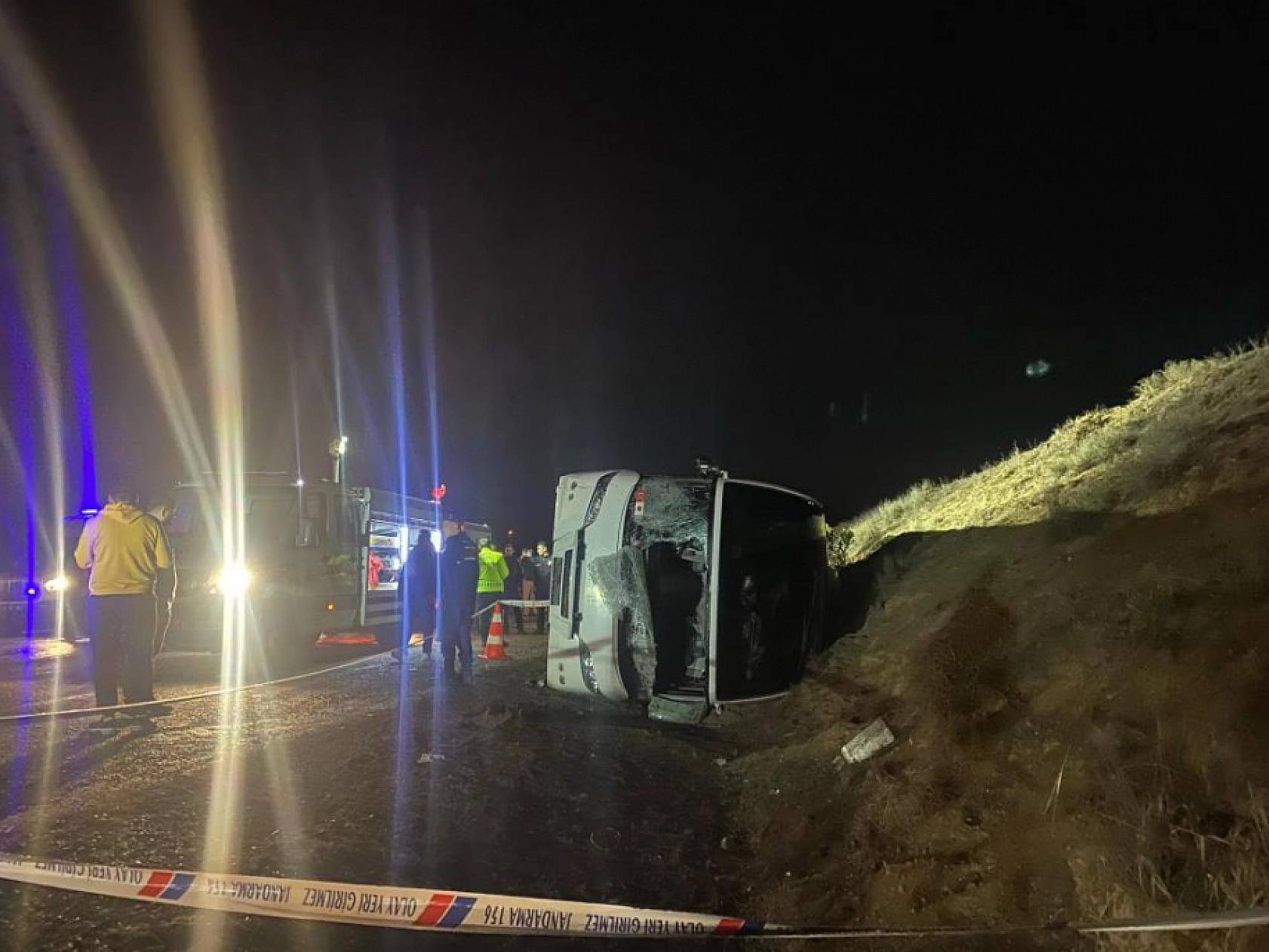 Fabrika işçilerini taşıyan otobüs şarampole devrildi: 23 yaralı