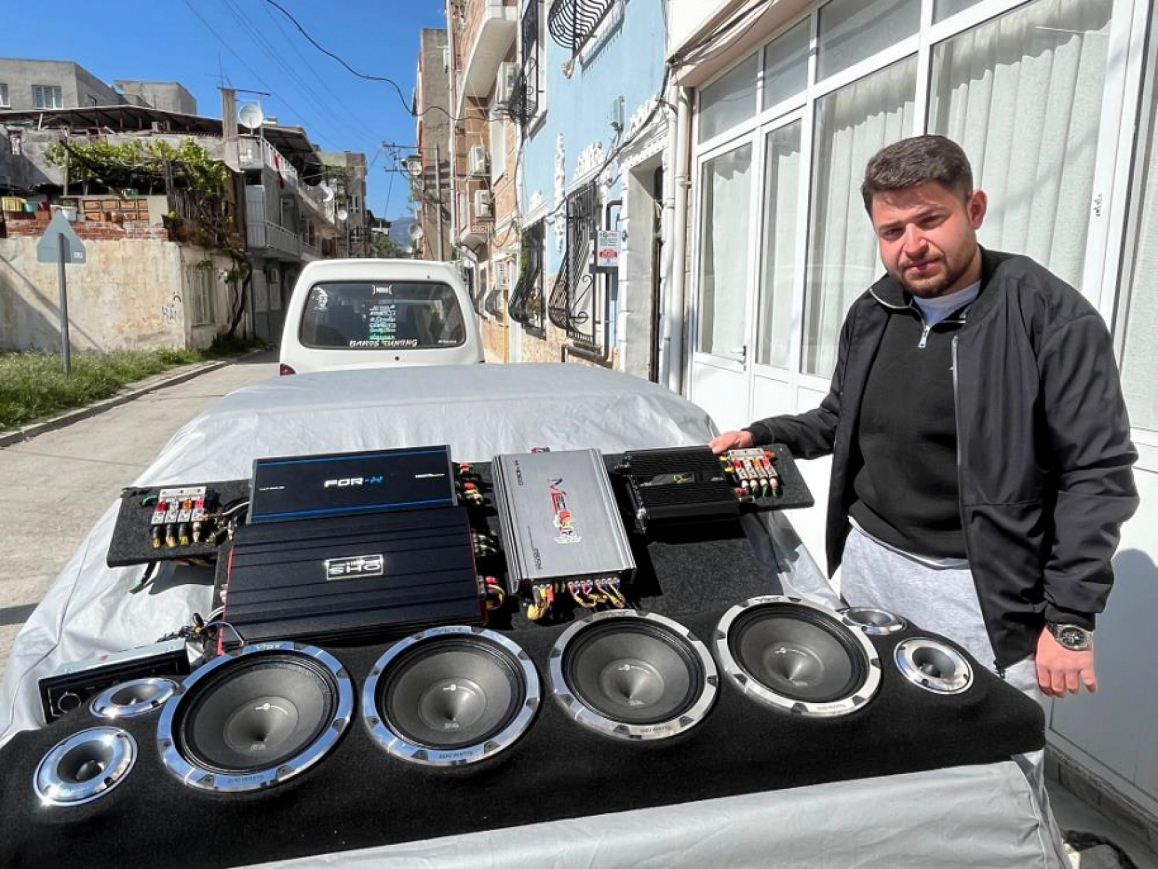 Alarm sistemini devre dışı bıraktı, ses sistemini çaldı