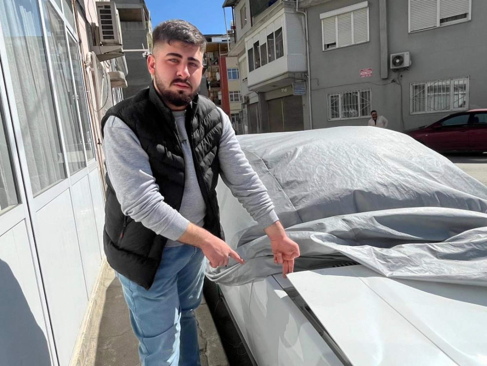 Alarm sistemini devre dışı bıraktı, ses sistemini çaldı