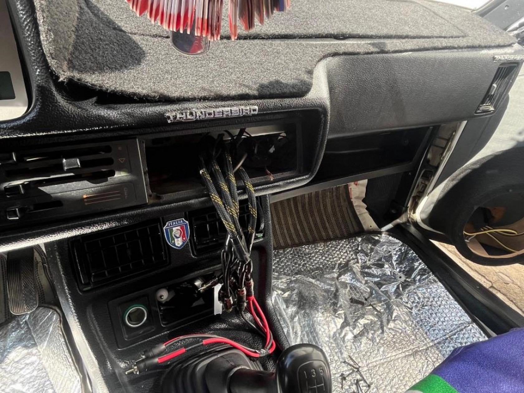 Alarm sistemini devre dışı bıraktı, ses sistemini çaldı