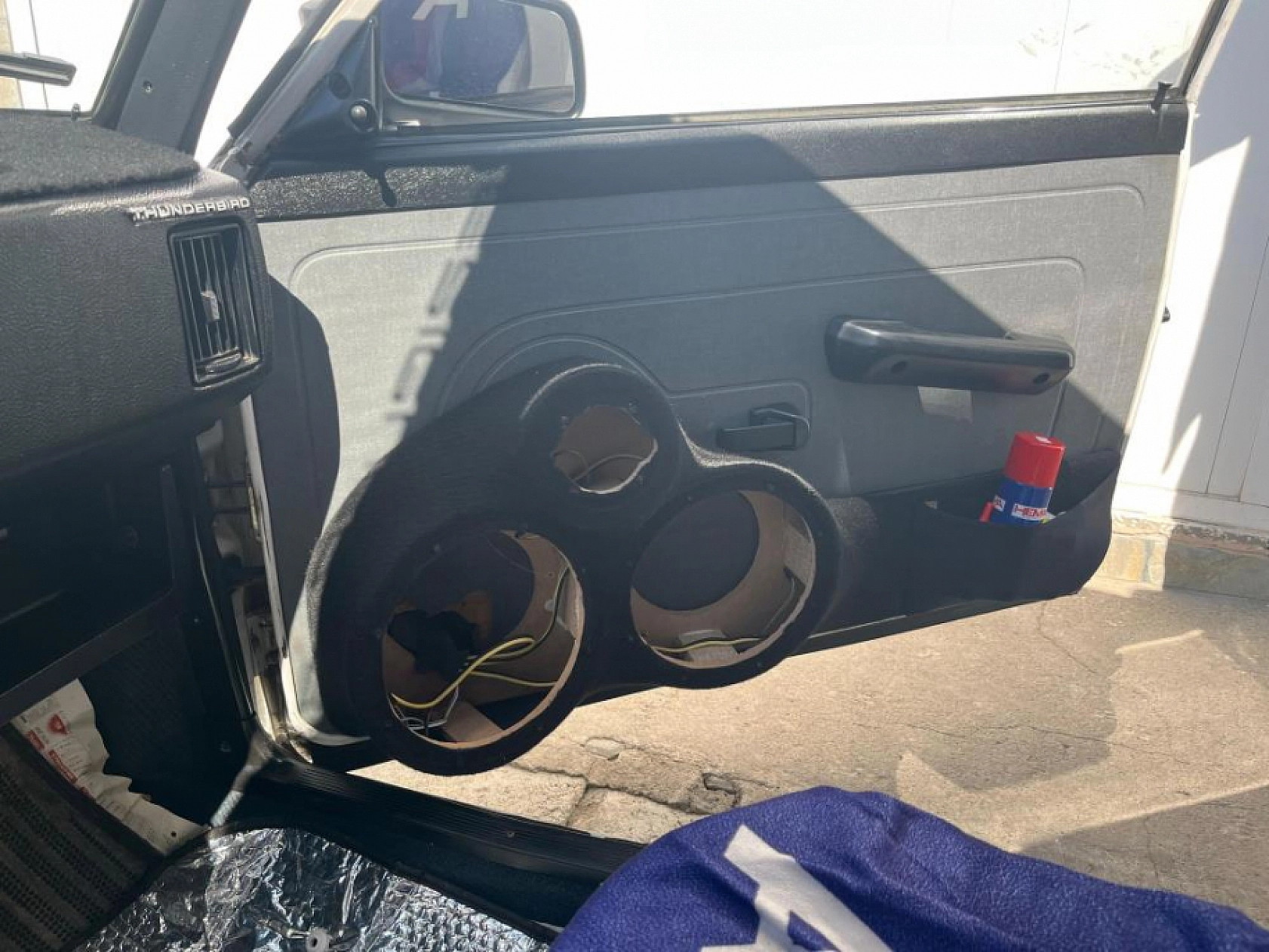 Alarm sistemini devre dışı bıraktı, ses sistemini çaldı