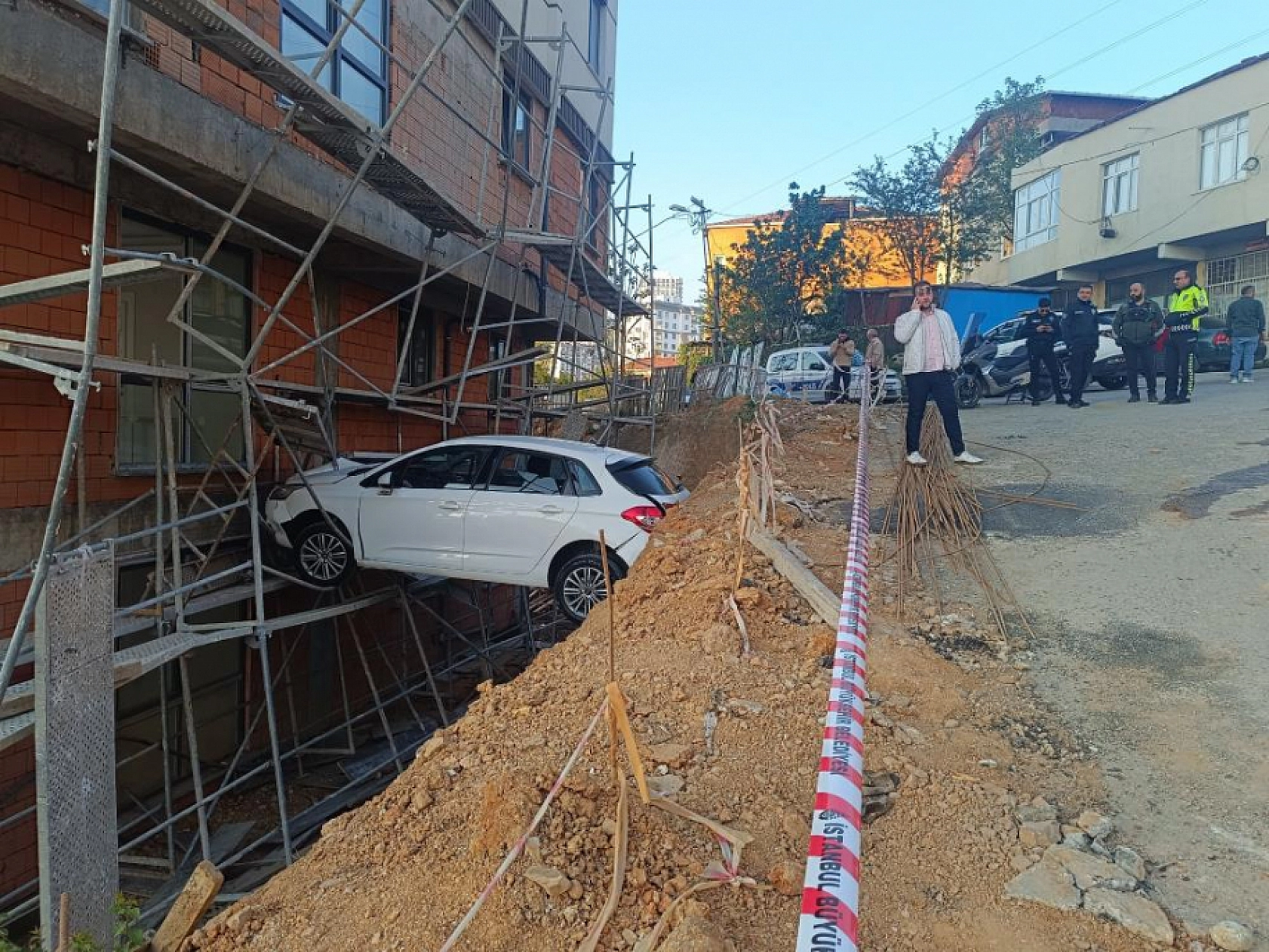 Görenler şaştı kaldı: Otomobilde mahsur kalan 4 kişi kurtarıldı