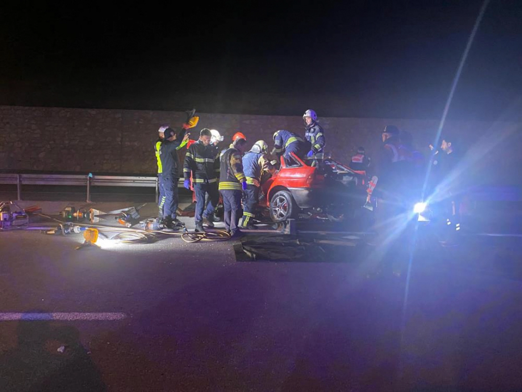 Bariyerlere giren otomobil, iki kişiye mezar oldu