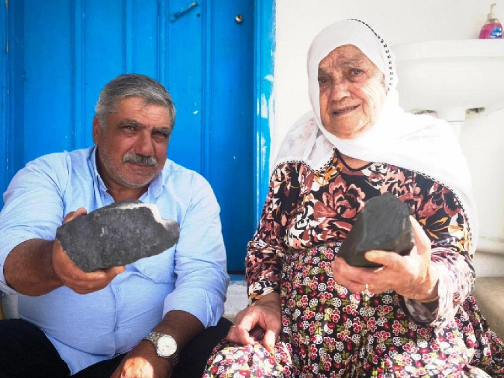 Anneler Günü hediyesi 'gökten' indi: Bahçesine göktaşı olduğu düşünülen cisim düştü