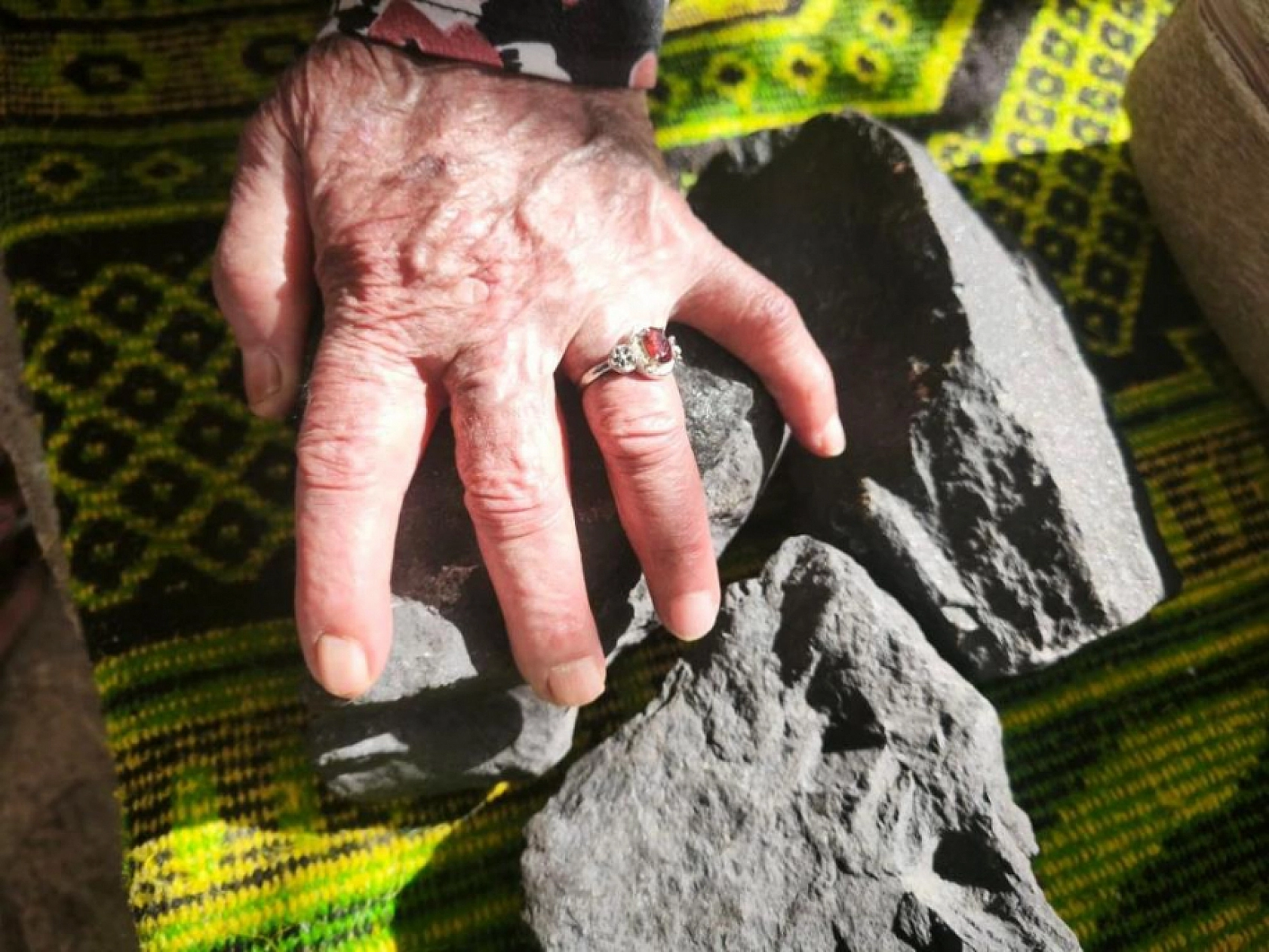 Anneler Günü hediyesi 'gökten' indi: Bahçesine göktaşı olduğu düşünülen cisim düştü