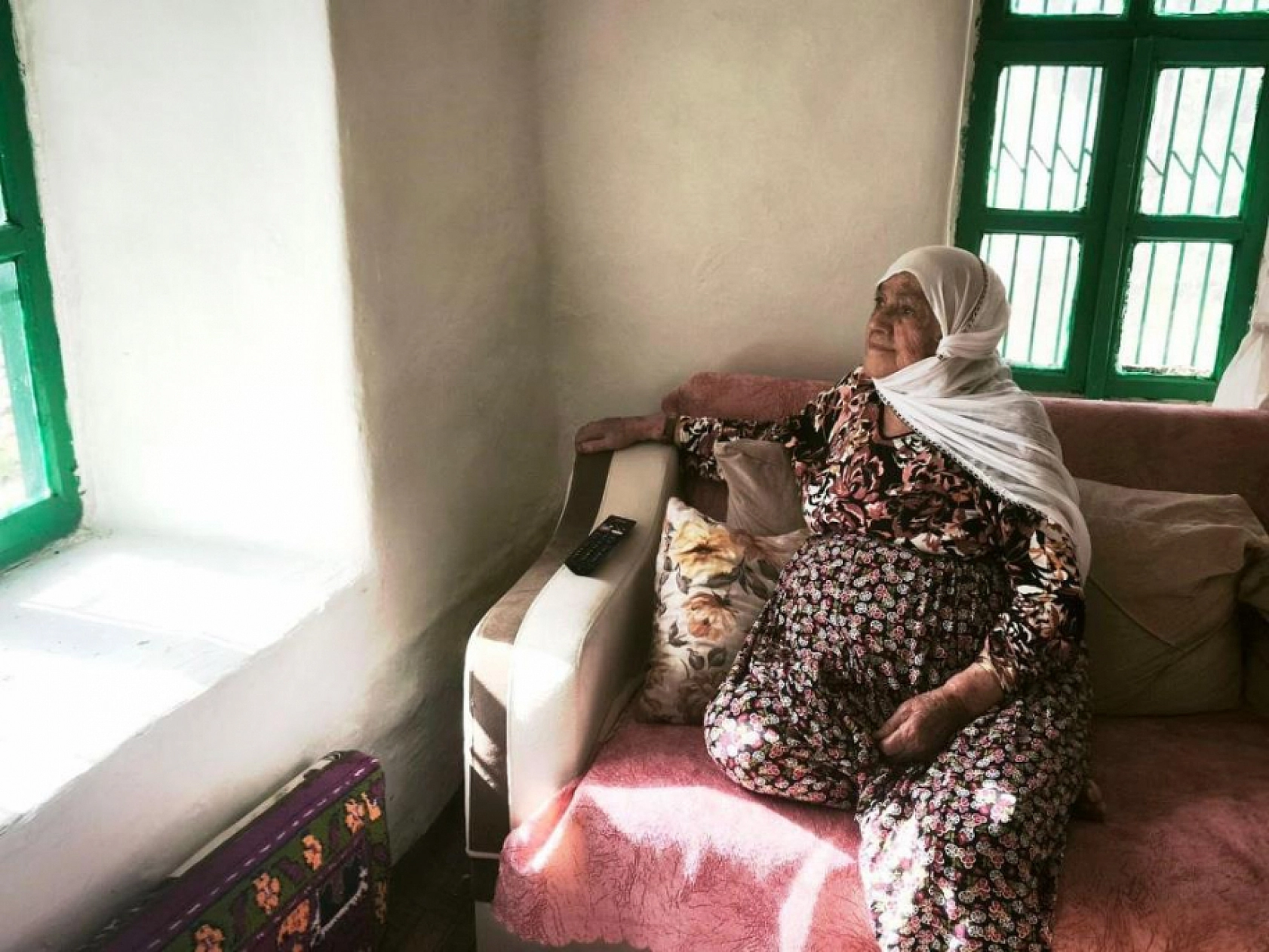 Anneler Günü hediyesi 'gökten' indi: Bahçesine göktaşı olduğu düşünülen cisim düştü