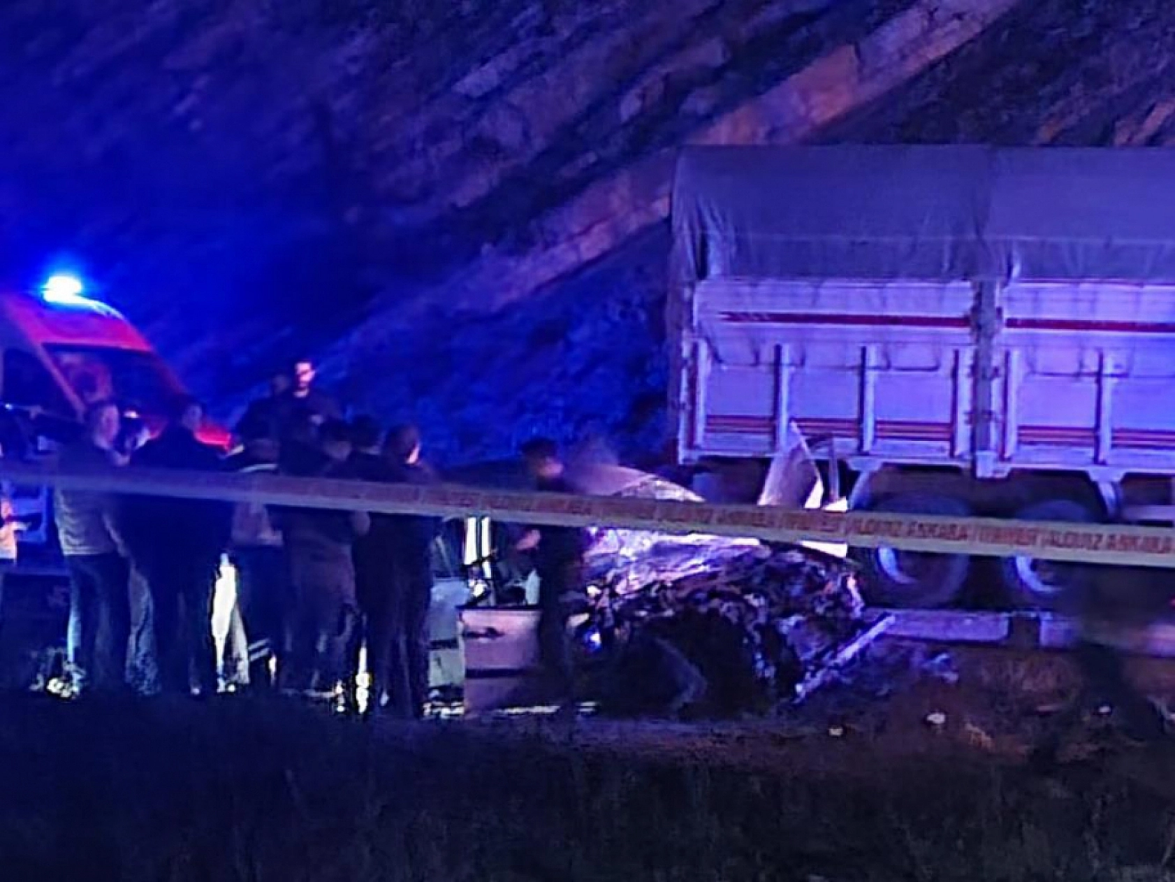 Feci kaza: Otomobil ve kamyon çarpıştı, 1 ölü 4 yaralı