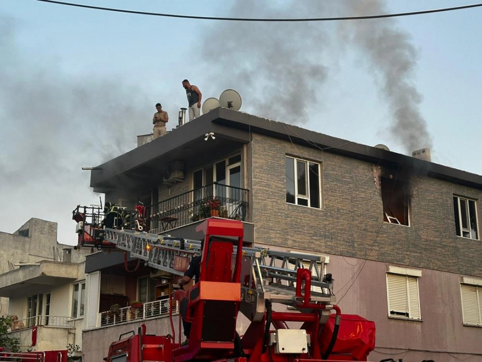 Milas'ta yangın paniği: 3 kişi ve bir kedi son anda kurtarıldı