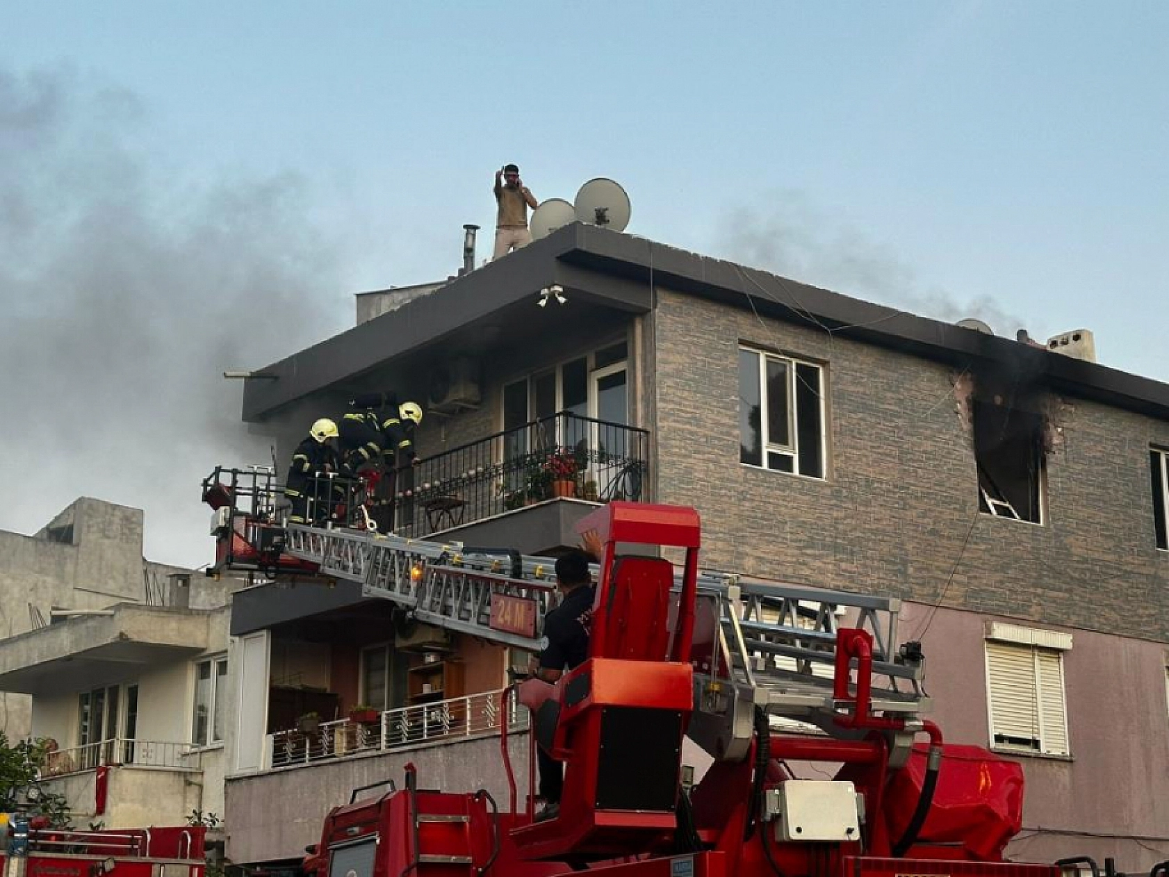 Milas'ta yangın paniği: 3 kişi ve bir kedi son anda kurtarıldı