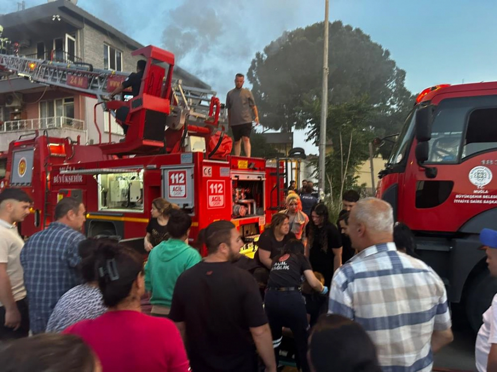 Milas'ta yangın paniği: 3 kişi ve bir kedi son anda kurtarıldı