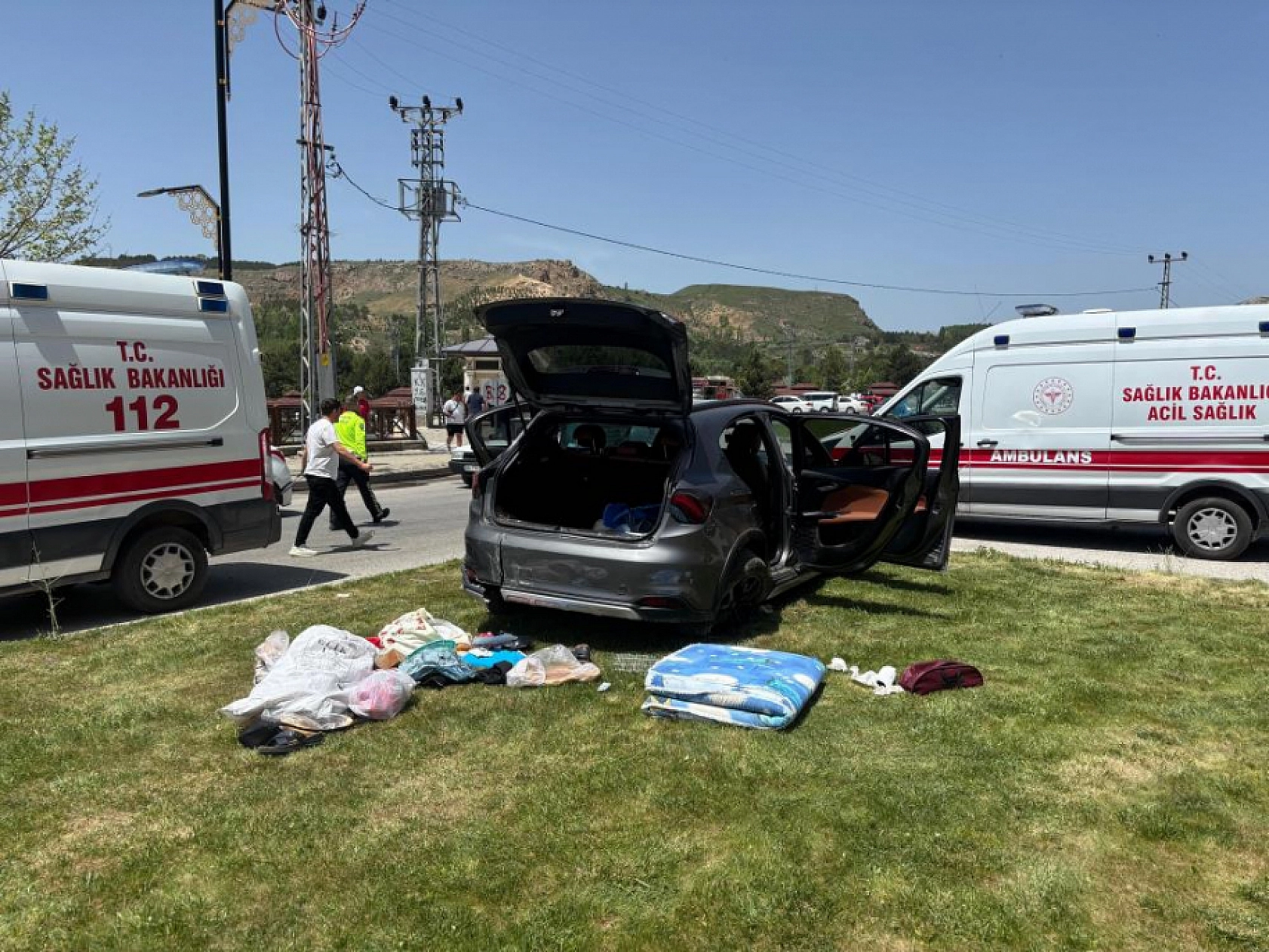 2 araç kavşakta çarpıştı, 3'ü çocuk 6 kişi yaralandı