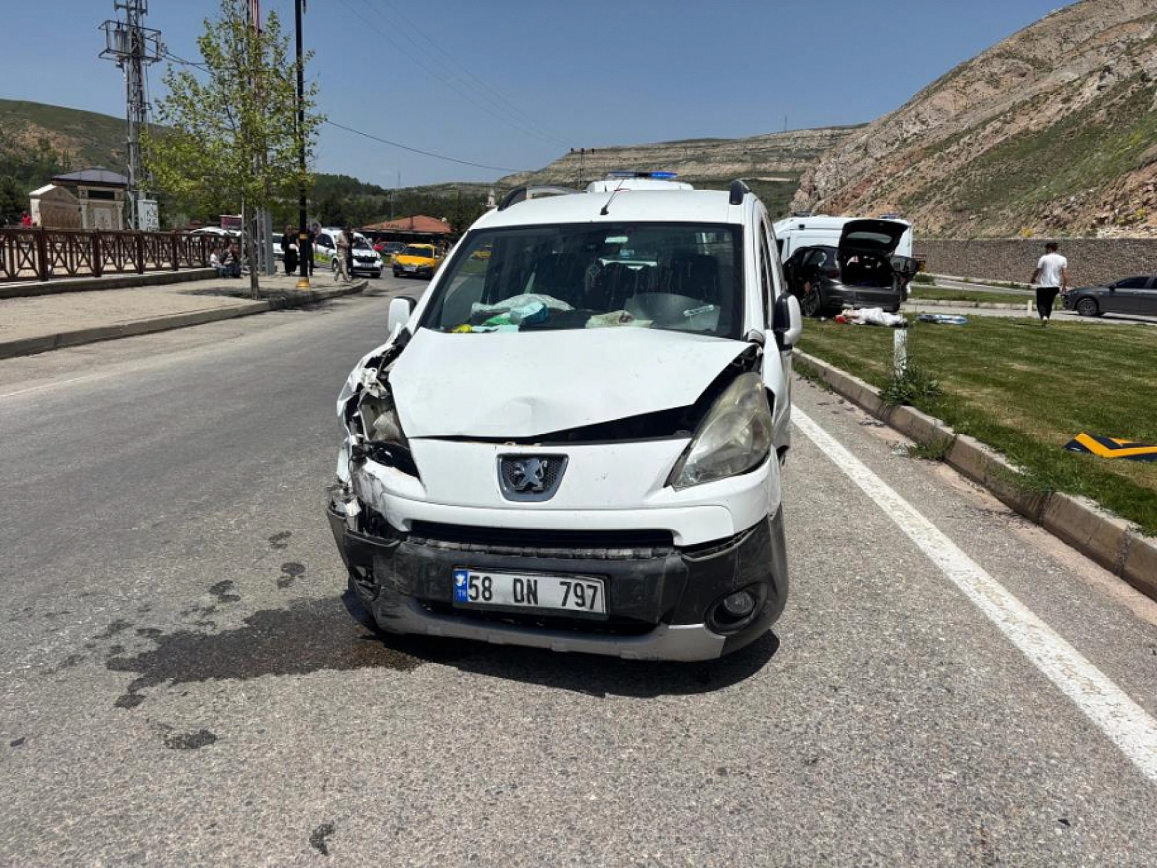 2 araç kavşakta çarpıştı, 3'ü çocuk 6 kişi yaralandı