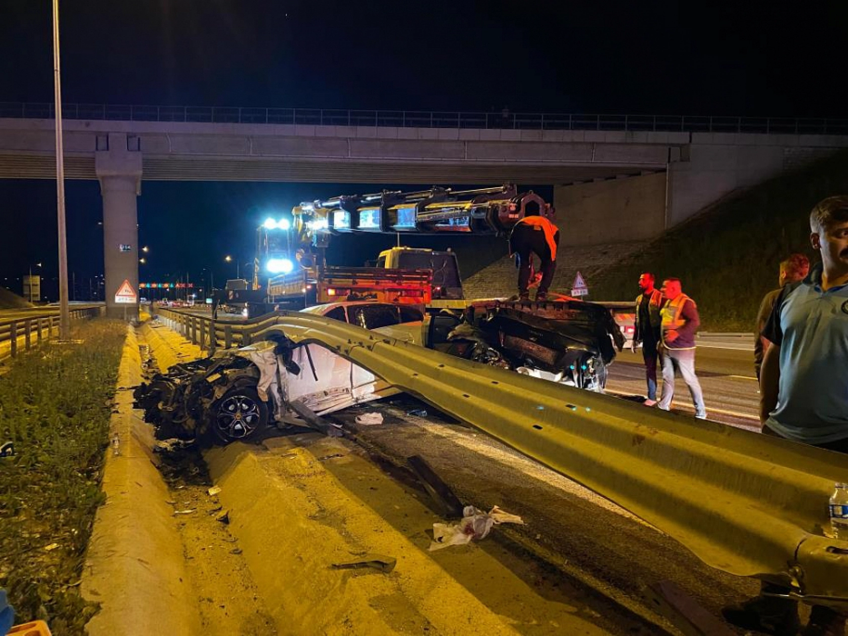 Otoyolda can pazarı: 4'ü çocuk 12 kişi yaralandı