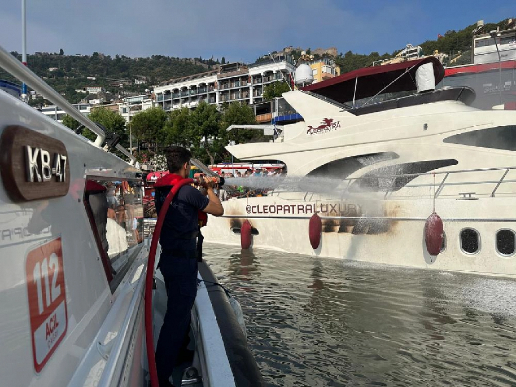 İskeleye bağlı lüks yat alevlere teslim oldu