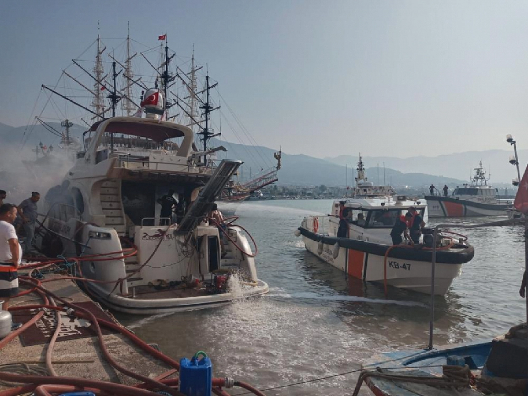 İskeleye bağlı lüks yat alevlere teslim oldu