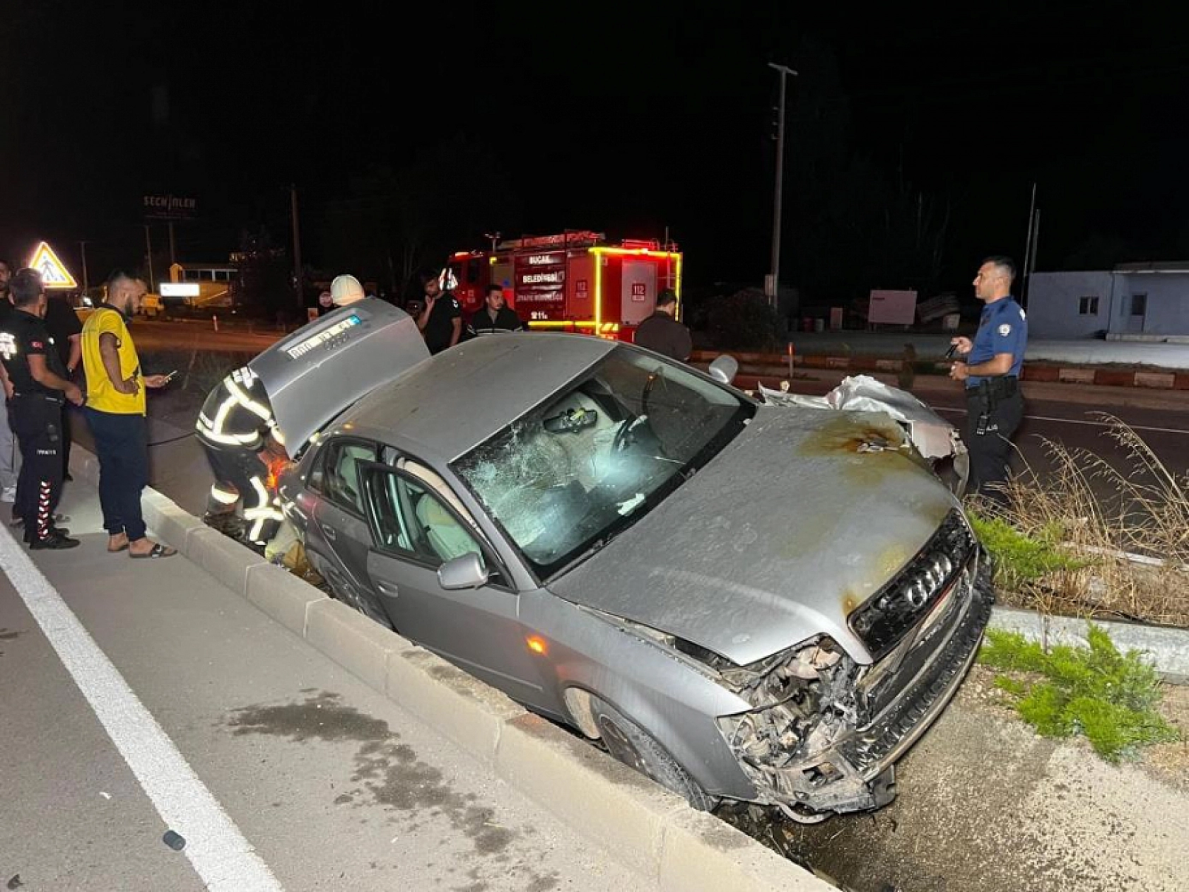 Antalya-Bucak Yolu'nda Korkutan Kaza: Otomobil Direğe Çarpıp Yandı, 2 yaralı