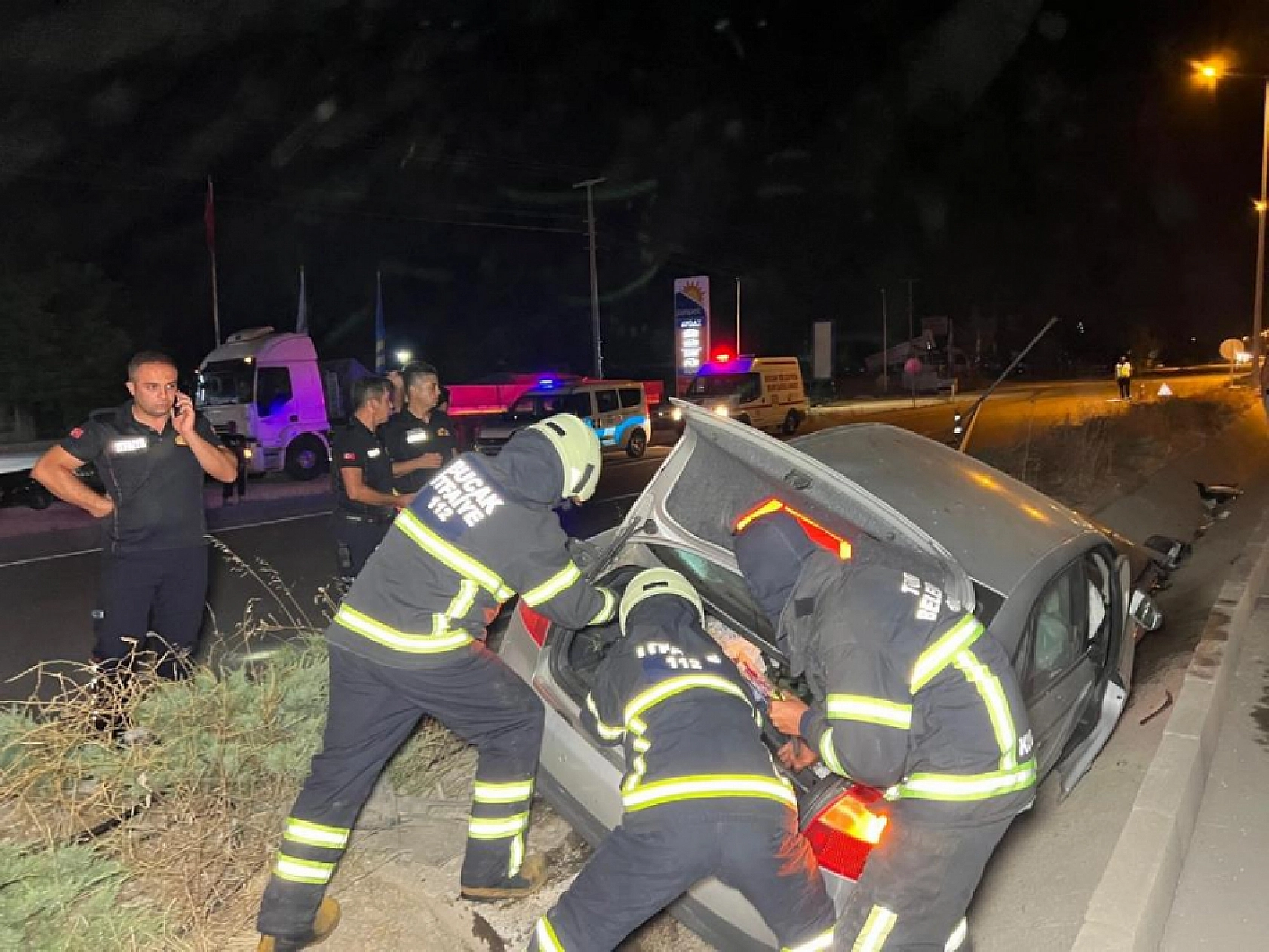 Antalya-Bucak Yolu'nda Korkutan Kaza: Otomobil Direğe Çarpıp Yandı, 2 yaralı