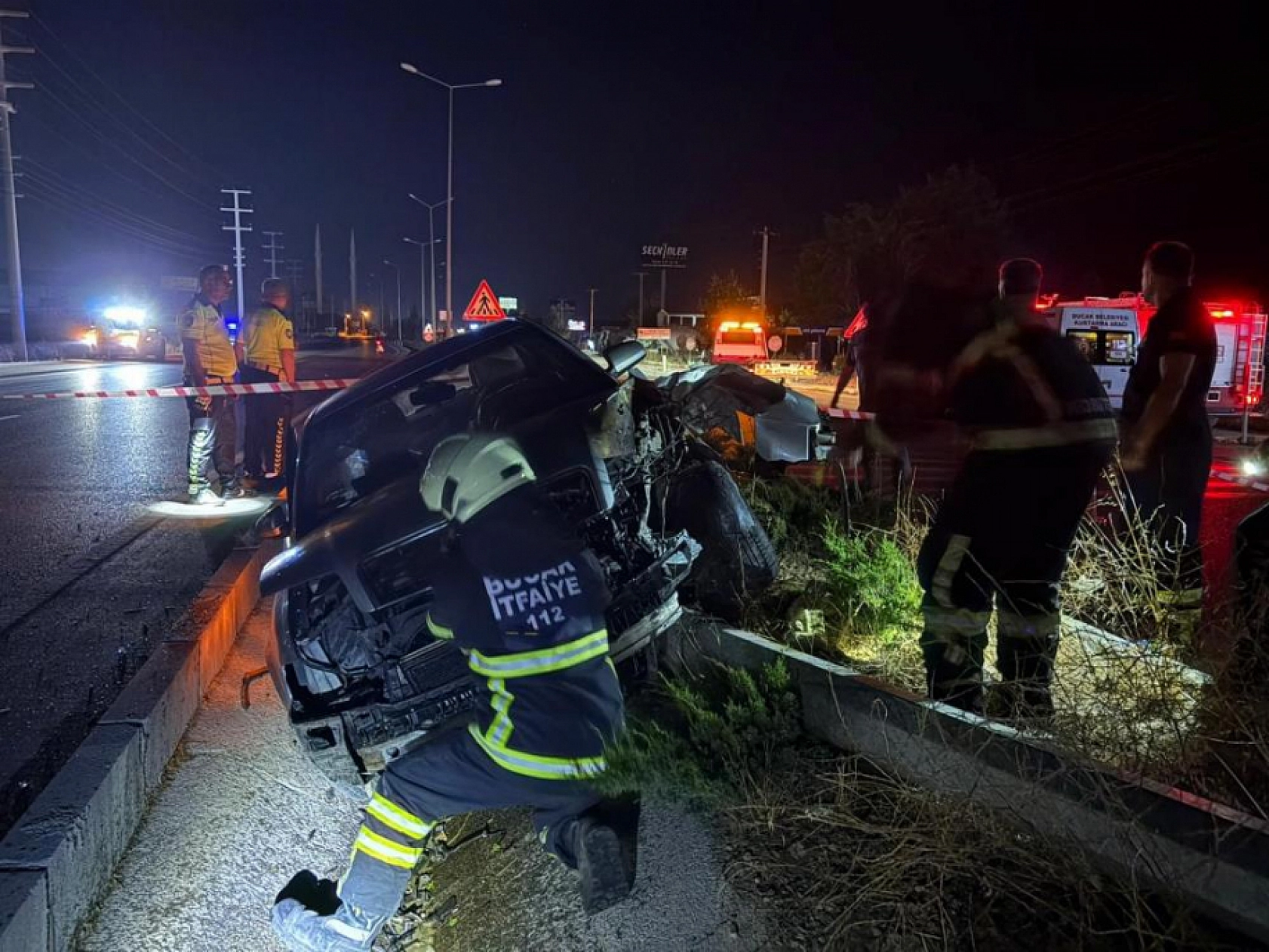 Antalya-Bucak Yolu'nda Korkutan Kaza: Otomobil Direğe Çarpıp Yandı, 2 yaralı