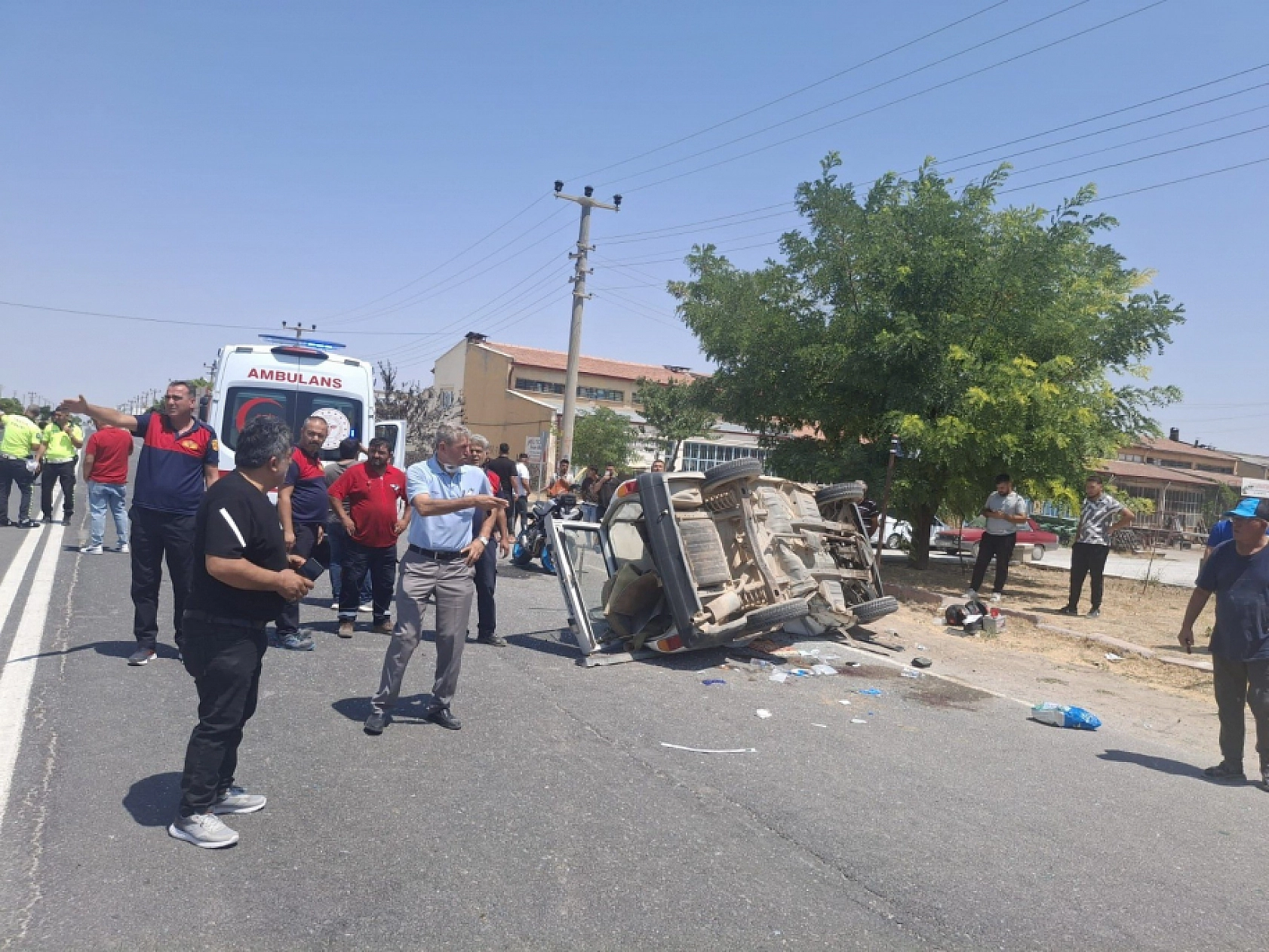 Motosikletin çarptığı otomobil devrildi: 1'i ağır, 3 yaralı