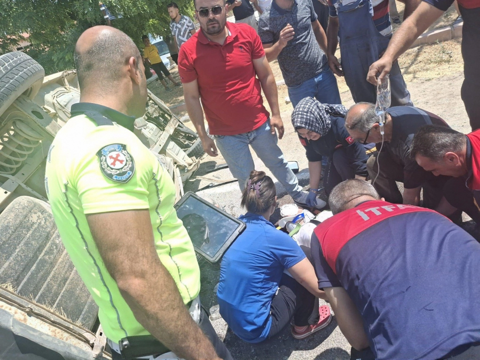 Motosikletin çarptığı otomobil devrildi: 1'i ağır, 3 yaralı