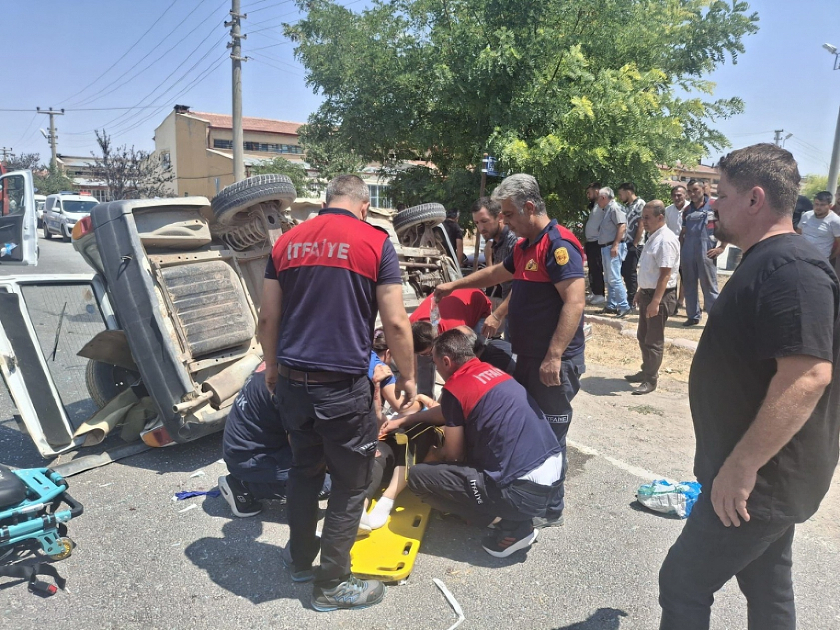 Motosikletin çarptığı otomobil devrildi: 1'i ağır, 3 yaralı