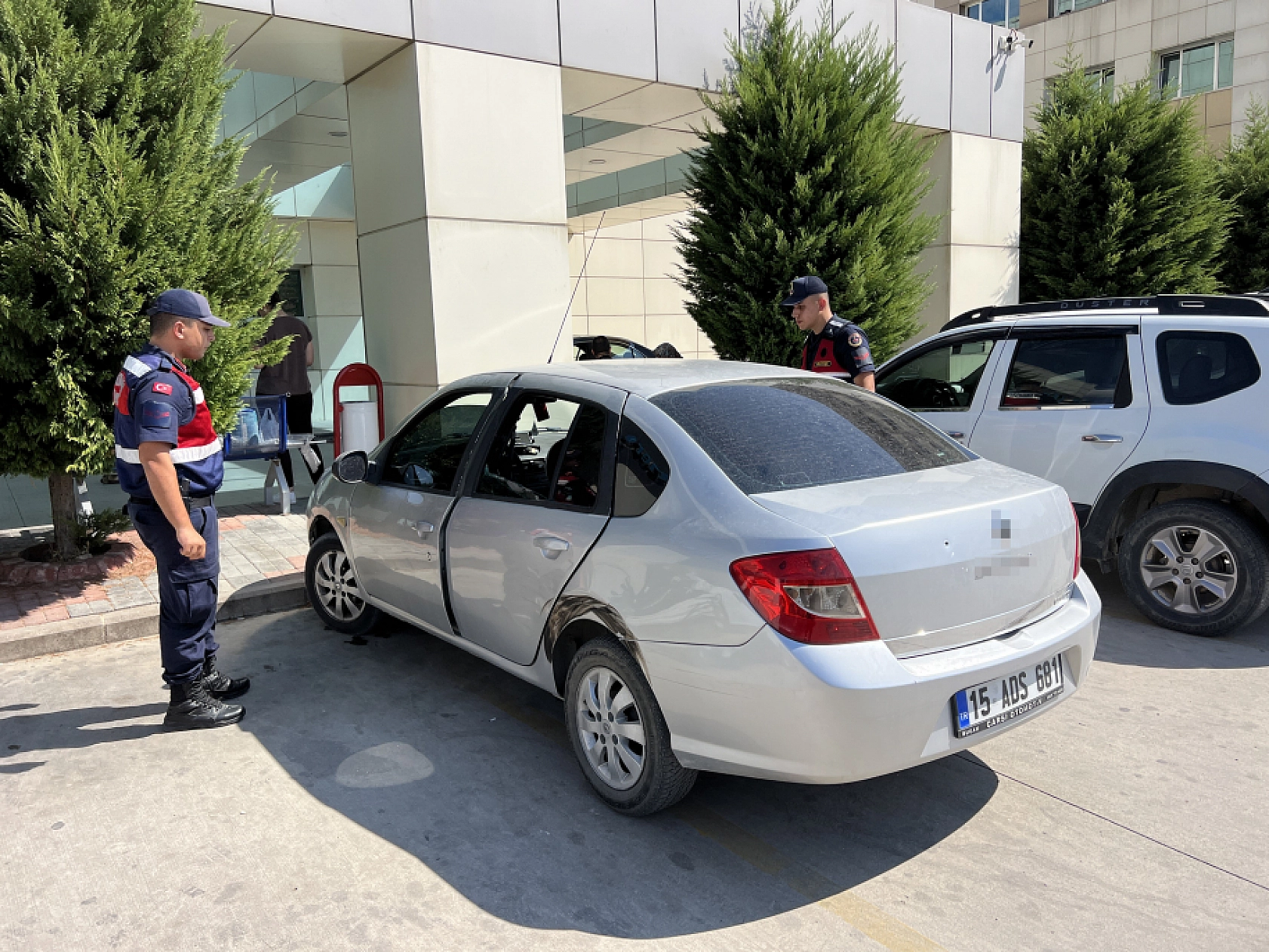 Durduramadığı aracın arkasından ateş edip sürücüyü vurdu