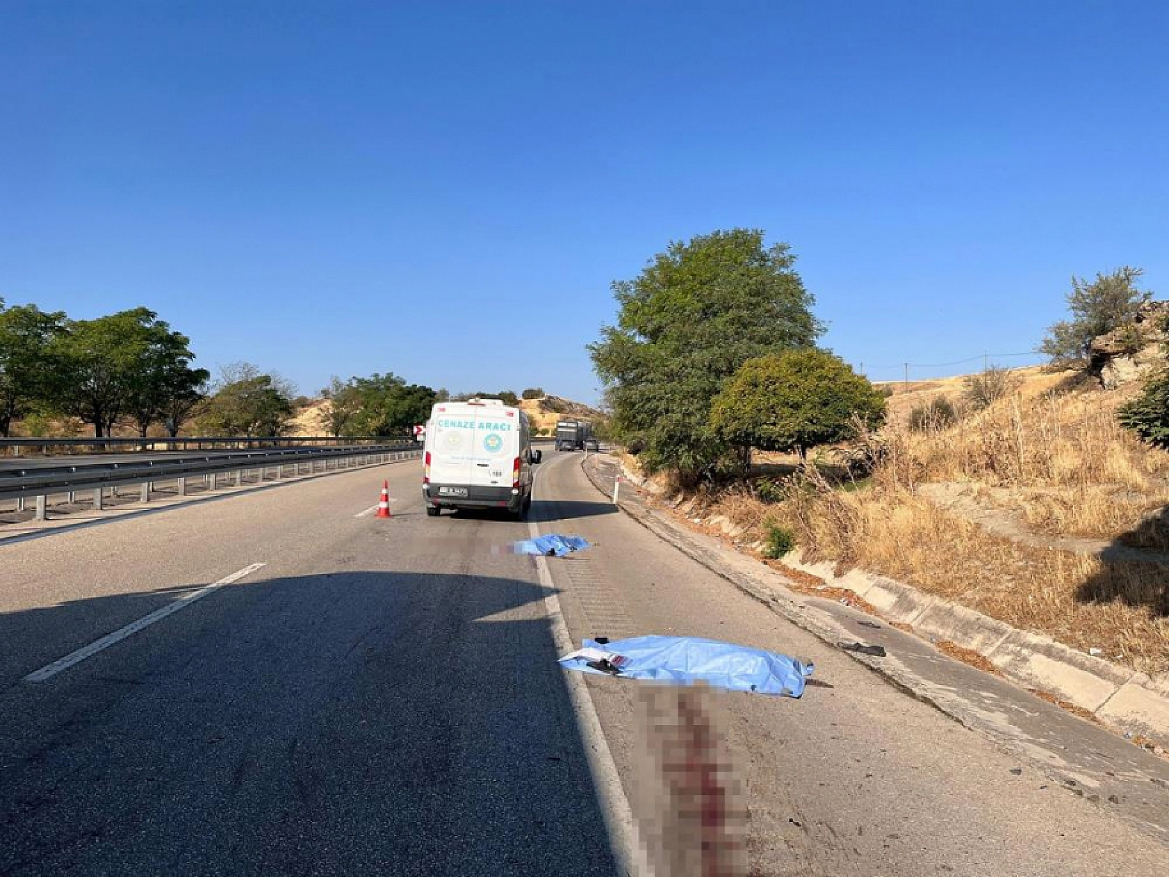 Yol Kenarında Lastik Değiştirirken Feci Kaza: 2 Ölü, 2 Yaralı