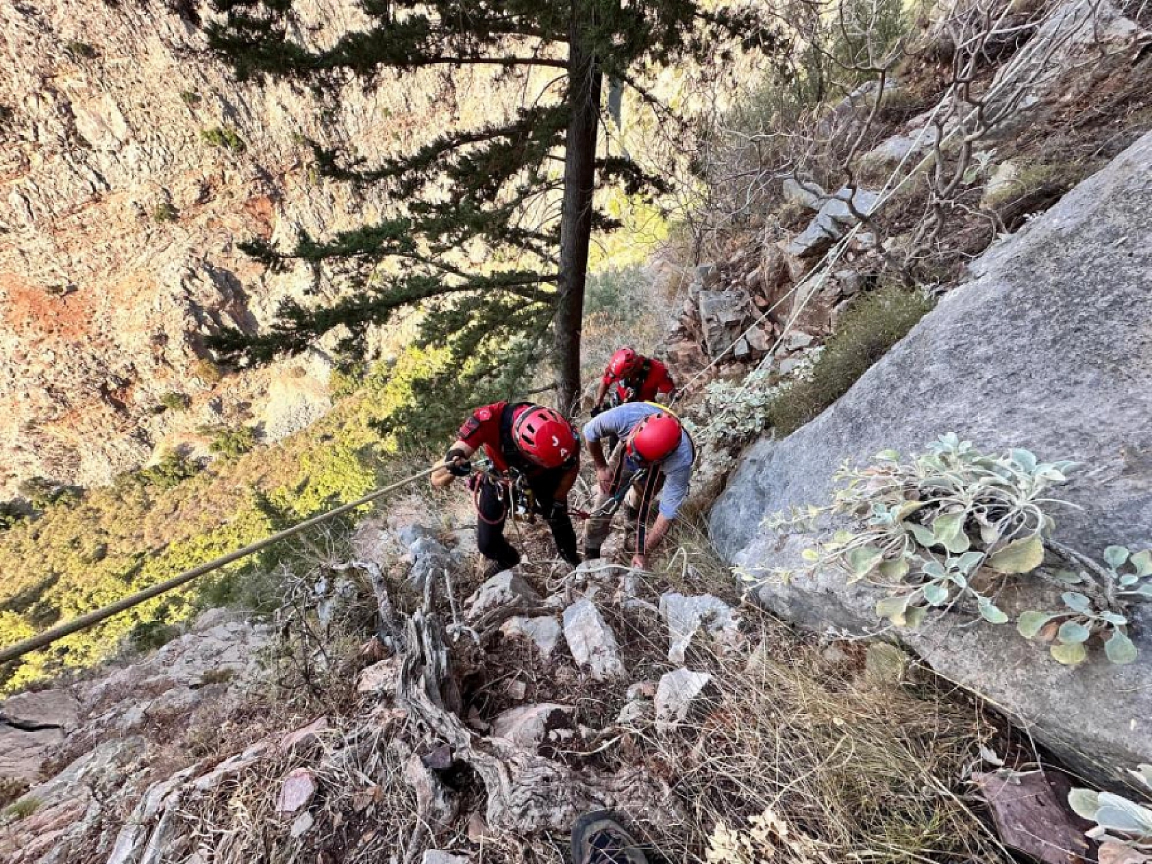 Fethiye'de Kayalıklarda Mahsur Kalan Alman Turist Kurtarıldı