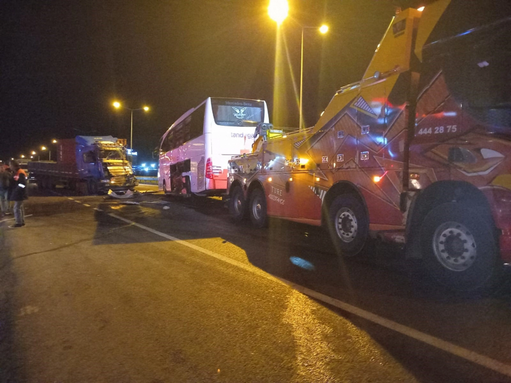 Yolcu otobüsü ile tır çarpıştı: 20 yaralı