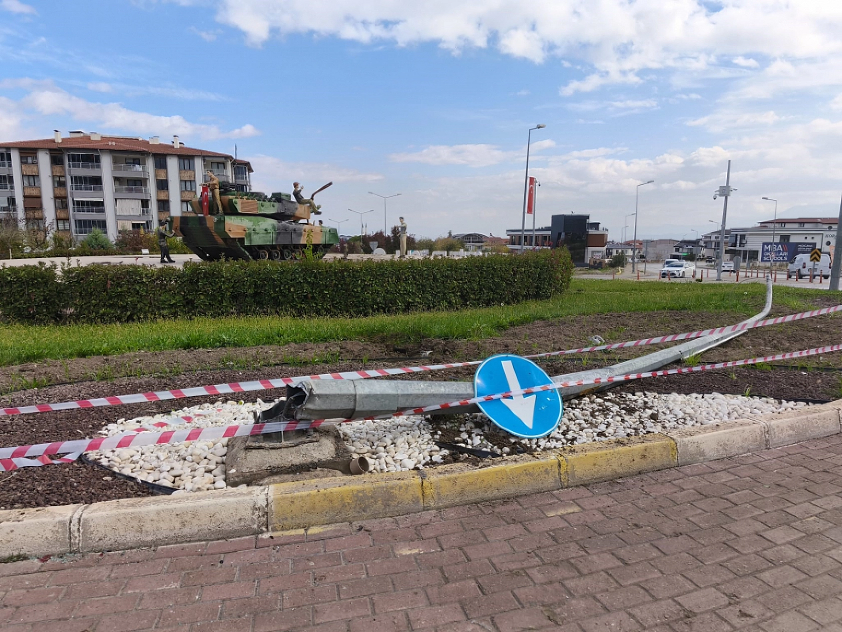 Süratle kavşağa giren otomobil heykelleri biçerek metrelerce havaya uçtu