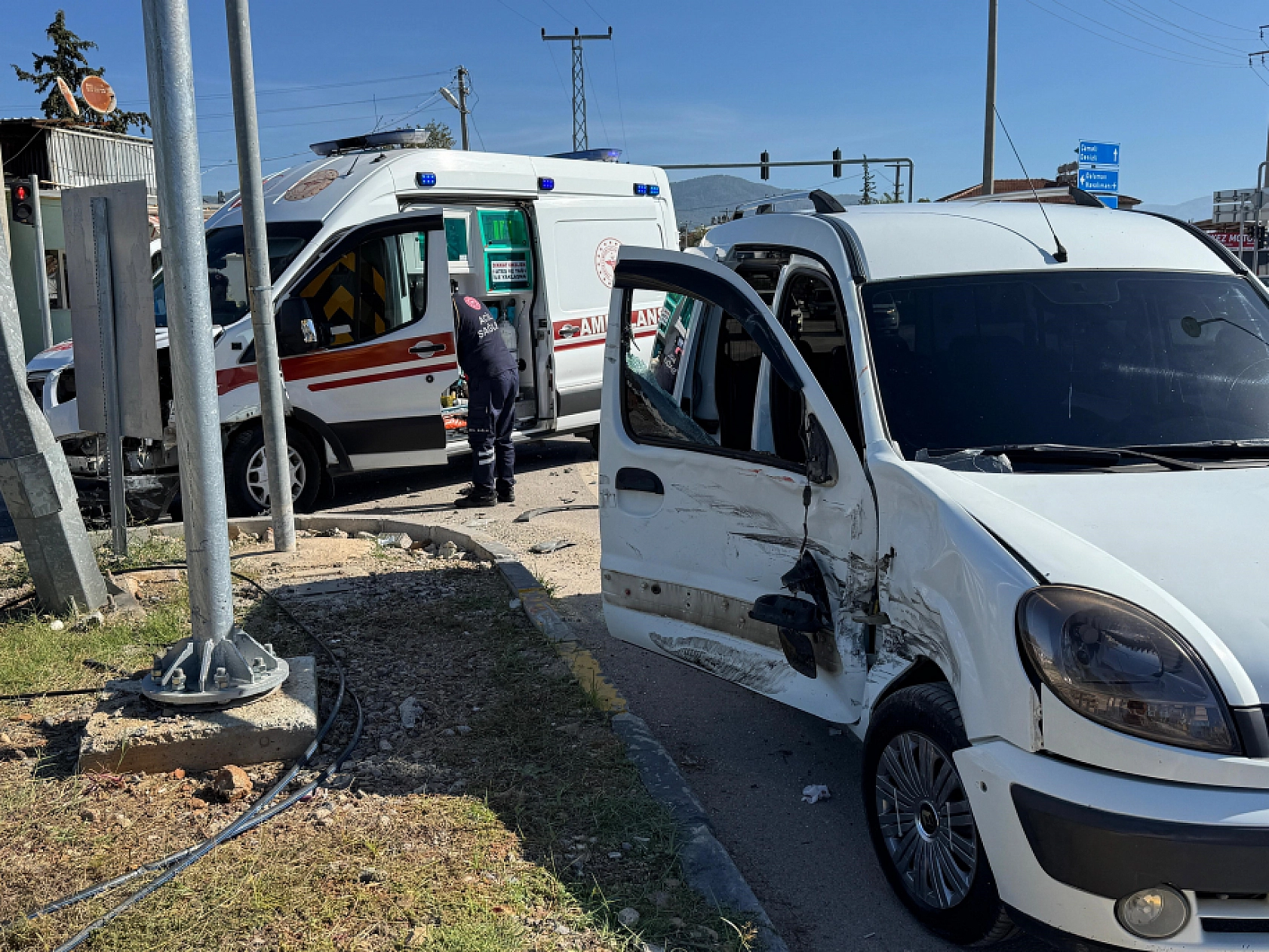 Fethiye'de ambulansla hafif ticari araç çarpıştı: 2 yaralı
