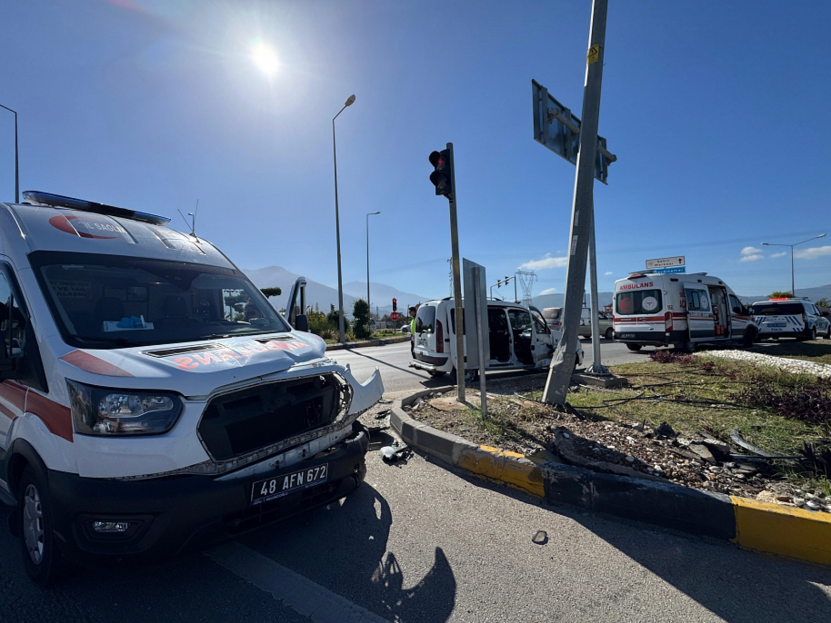Fethiye'de ambulansla hafif ticari araç çarpıştı: 2 yaralı